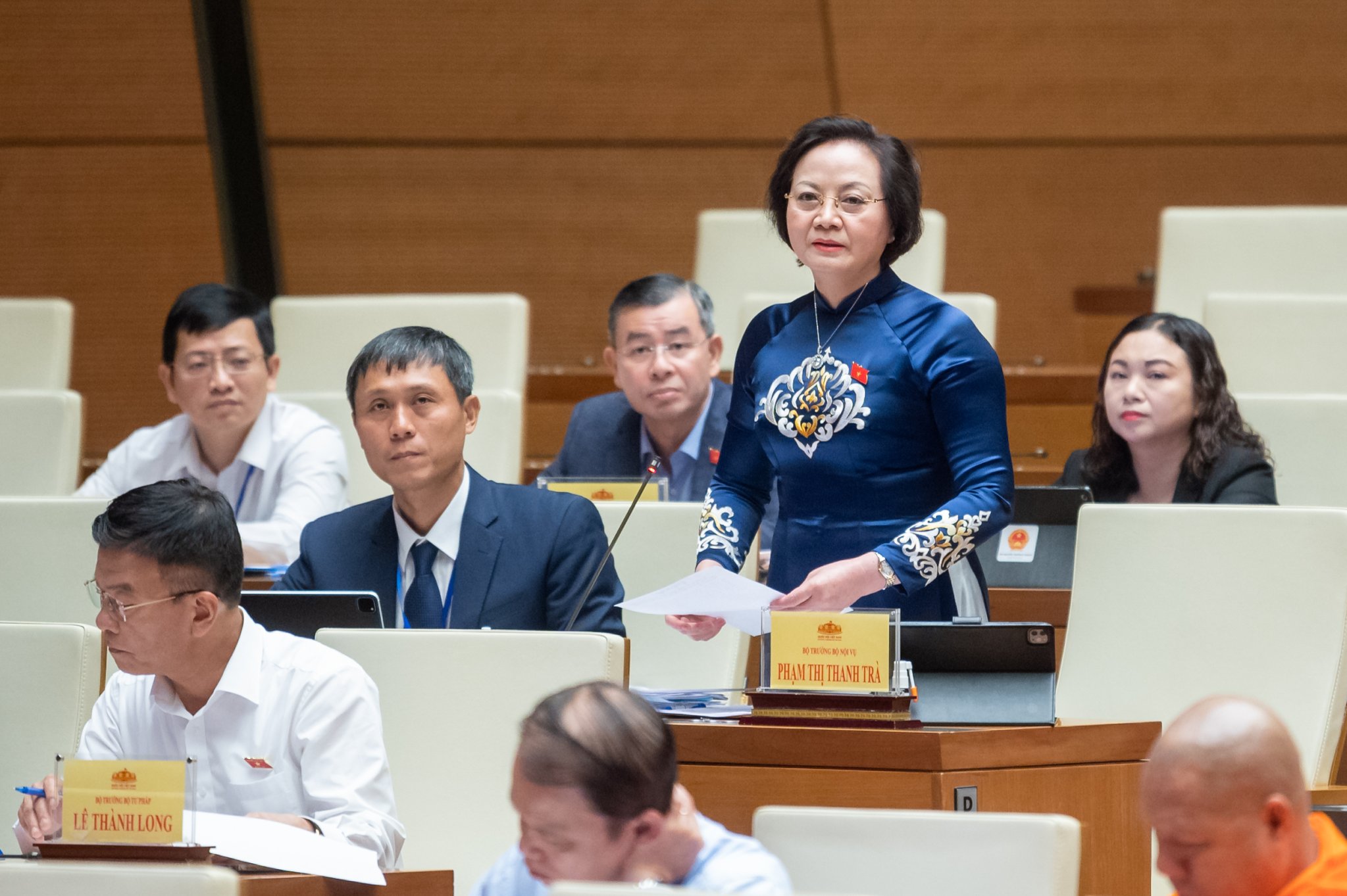 Bộ trưởng Bộ Nội vụ Phạm Thị Thanh Trà trả lời chất vấn của đại biểu. Ảnh - Quochoi.vn.