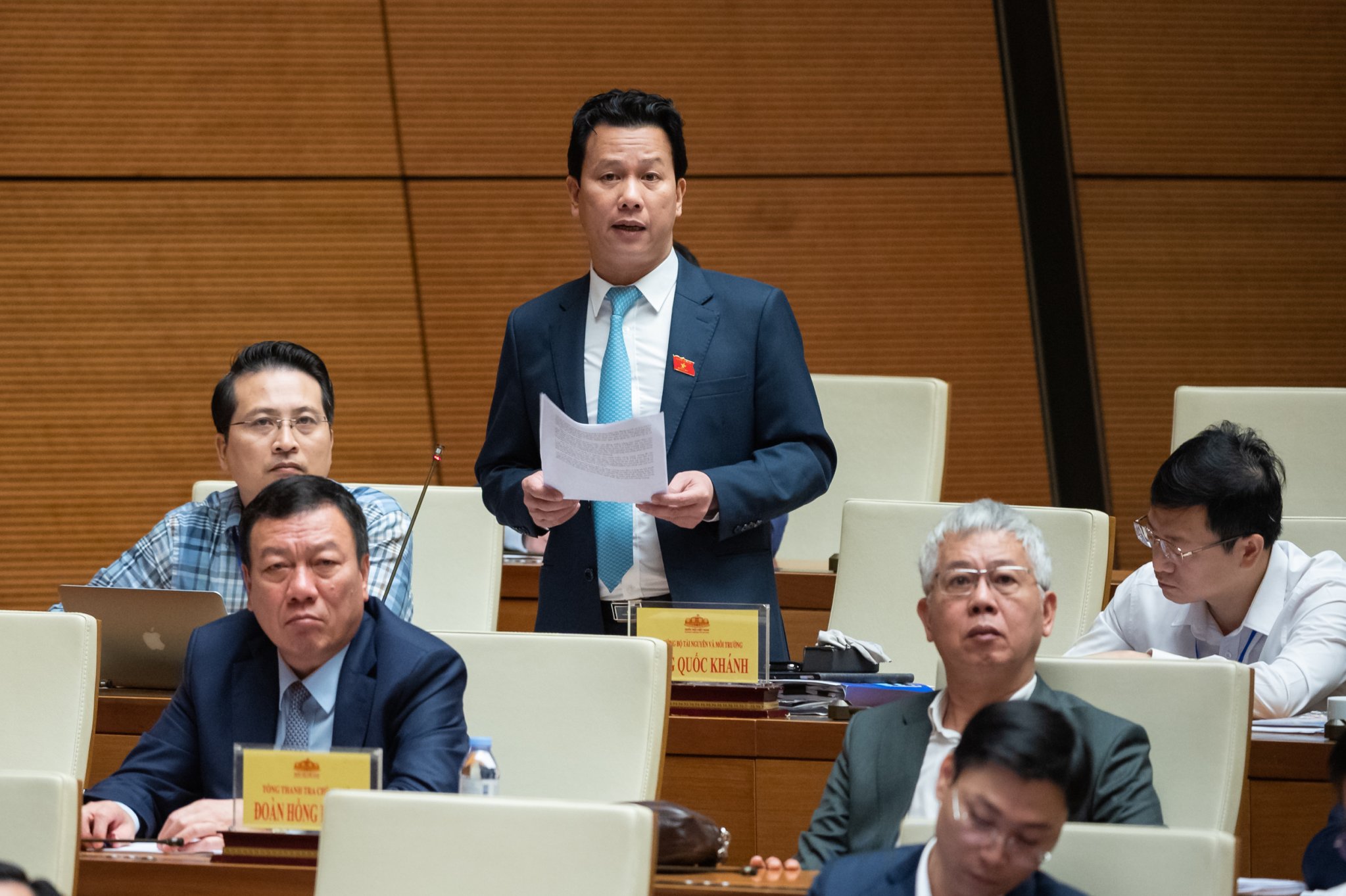 Bộ trưởng Bộ T&agrave;i nguy&ecirc;n v&agrave; M&ocirc;i trường Đặng Quốc Kh&aacute;nh trả lời chất vấn.