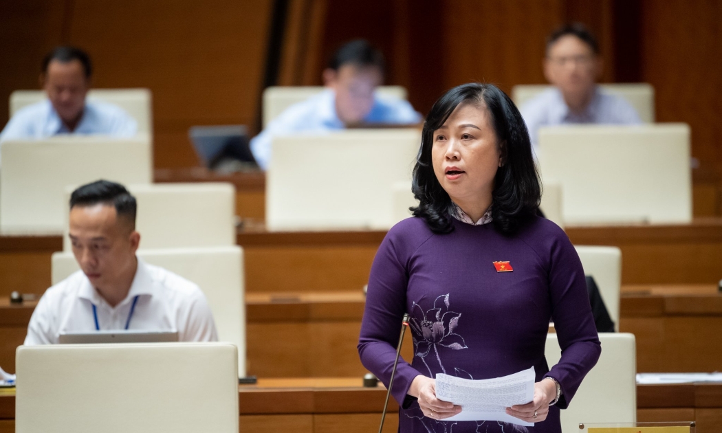 Bộ trưởng Bộ Y tế Đào Hồng Lan trả lời chất vấn của đại biểu liên quan nhóm vấn đề lĩnh vực y tế. Ảnh - Quochoi.vn. 