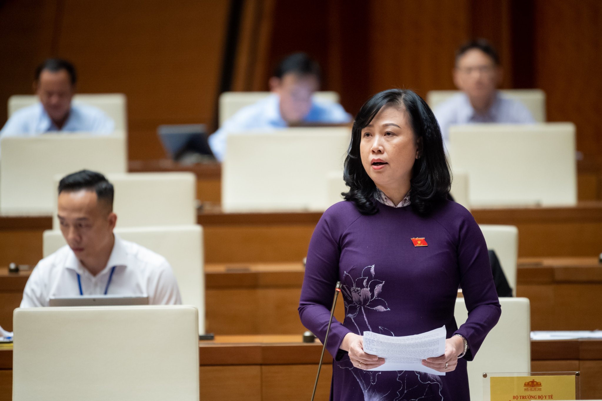 Bộ trưởng Bộ Y tế Đào Hồng Lan trả lời chất vấn của đại biểu liên quan nhóm vấn đề lĩnh vực y tế. Ảnh - Quochoi.vn. 