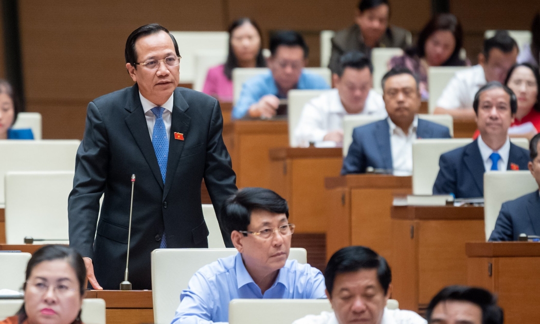 Bộ trưởng Bộ Lao động – Thương binh và Xã hội Đào Ngọc Dung trả lời chất vấn, chiều 7/11. Ảnh - Quochoi.vn.