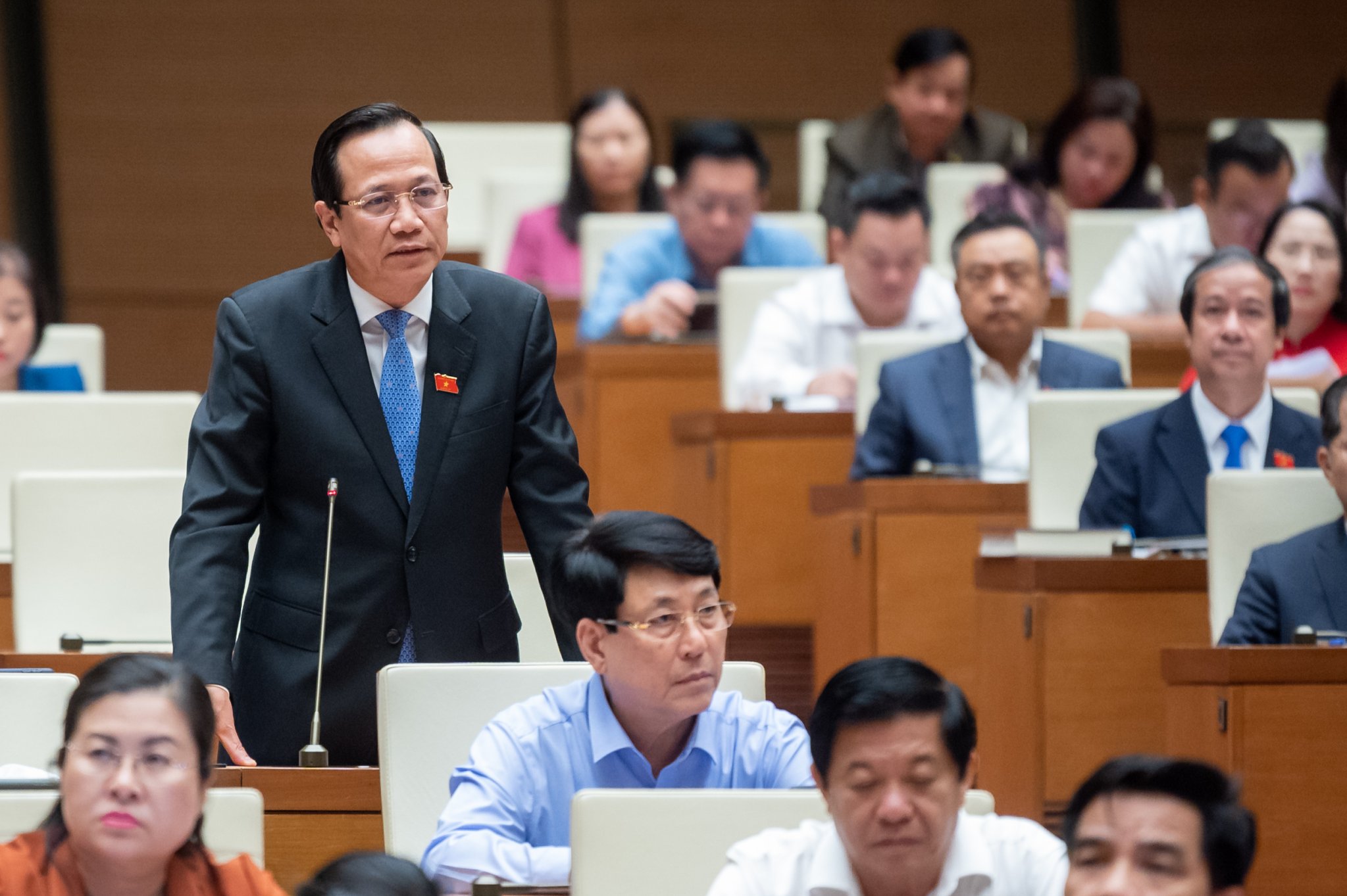 Bộ trưởng Bộ Lao động – Thương binh và Xã hội Đào Ngọc Dung trả lời chất vấn, chiều 7/11. Ảnh - Quochoi.vn.