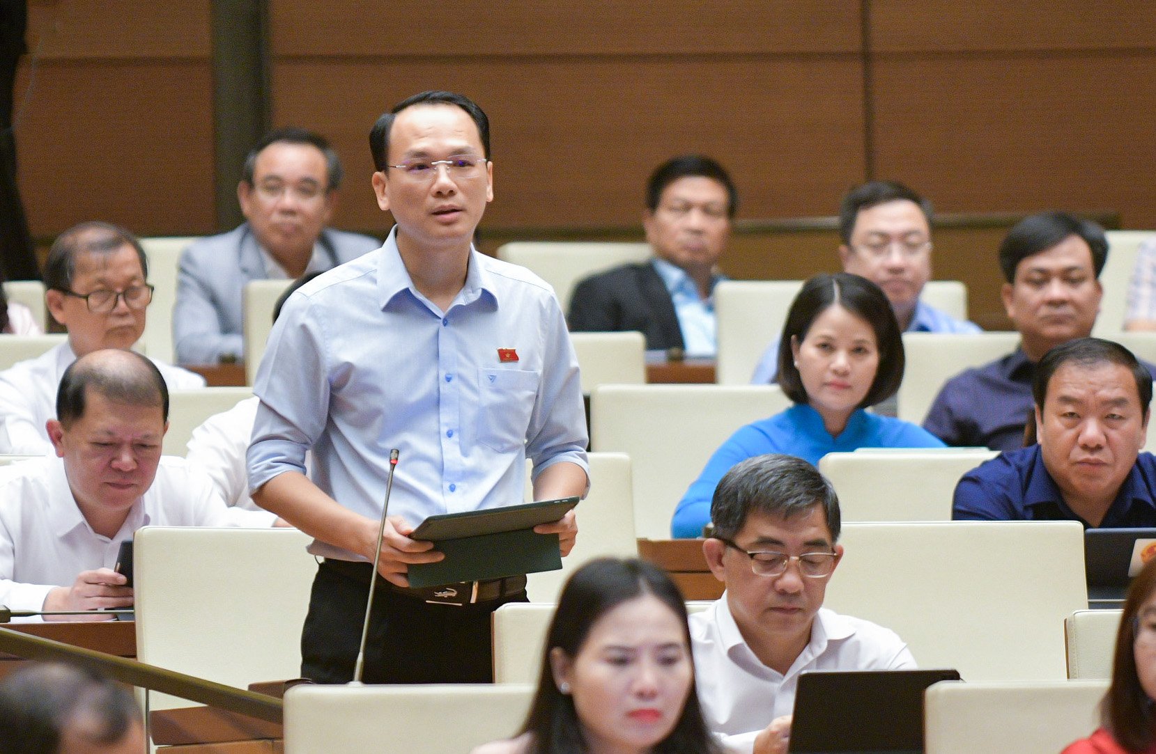 Đại biểu Lưu B&aacute; Mạc chất vấn về t&igrave;nh h&igrave;nh kiểm so&aacute;t việc vận h&agrave;nh hệ thống xử l&yacute; nước thải tập trung.