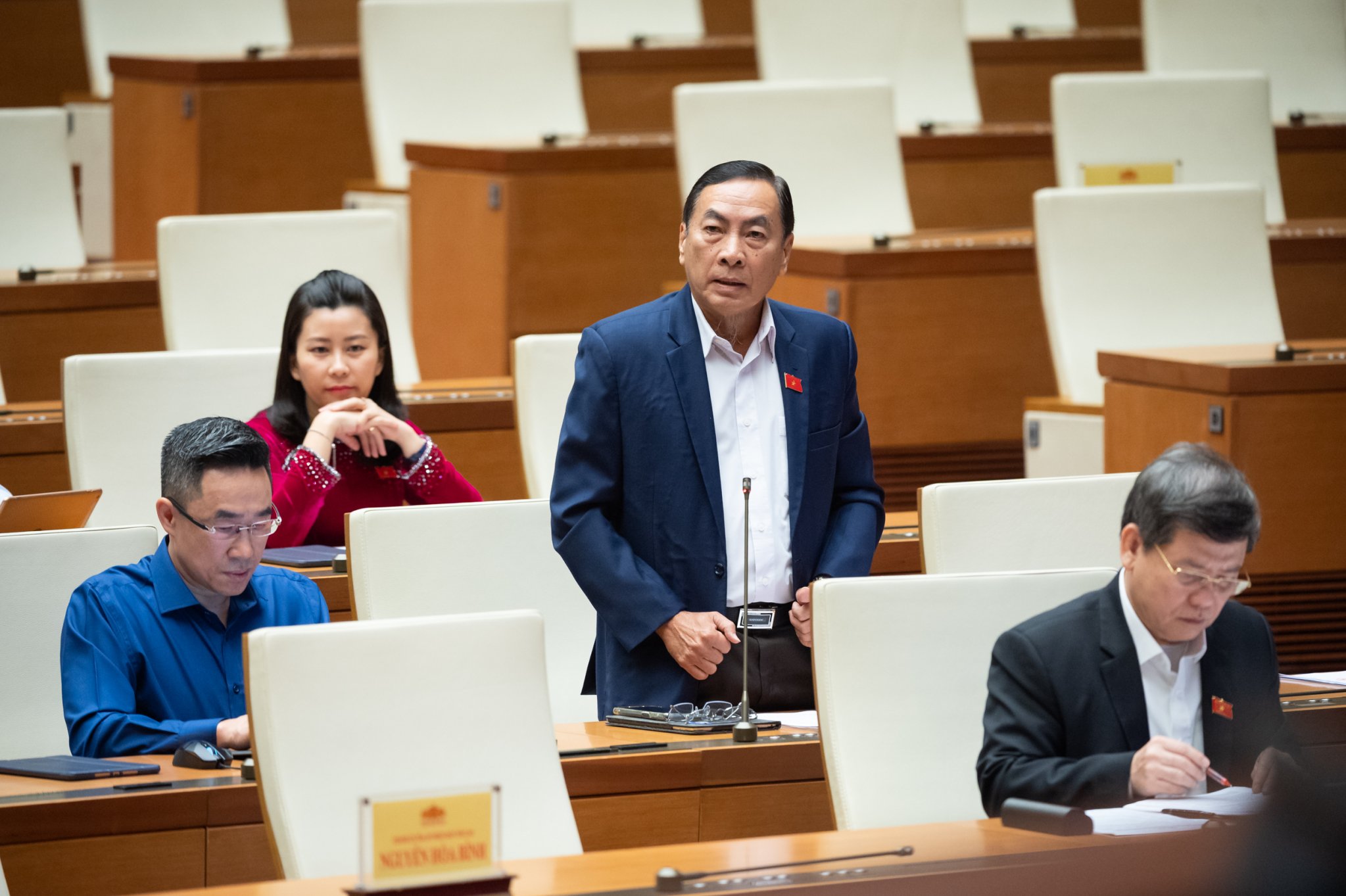 Đại biểu Phạm Văn H&ograve;a, đo&agrave;n Đồng Th&aacute;p, tranh luận.