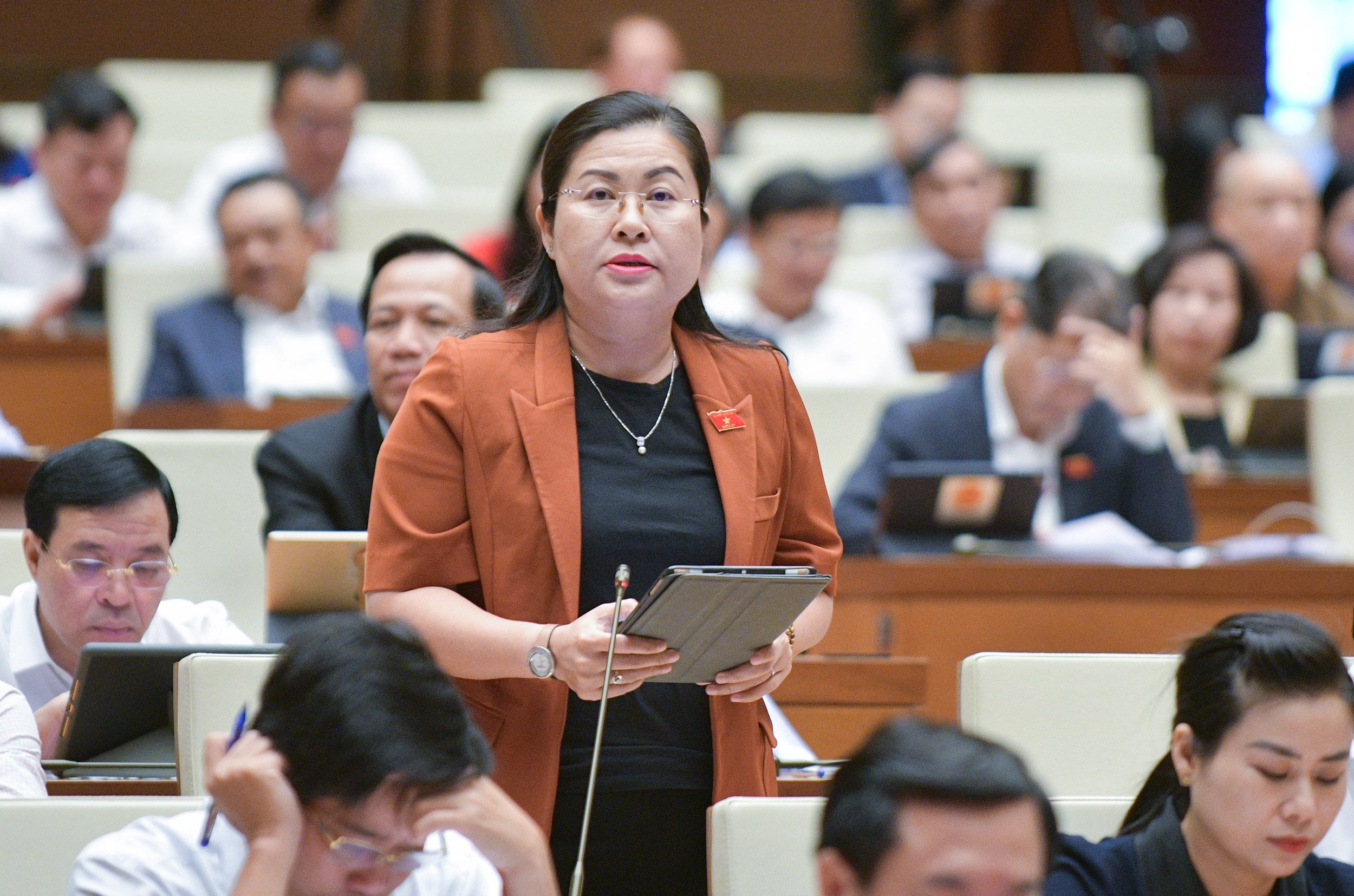 Đại biểu Nguyễn Thị Minh Trang, đoàn Vĩnh Long quan tâm chất vấn tình hình triển khai nghiên cứu thí điểm dùng cát biển làm vật liệu đắp nền đường?