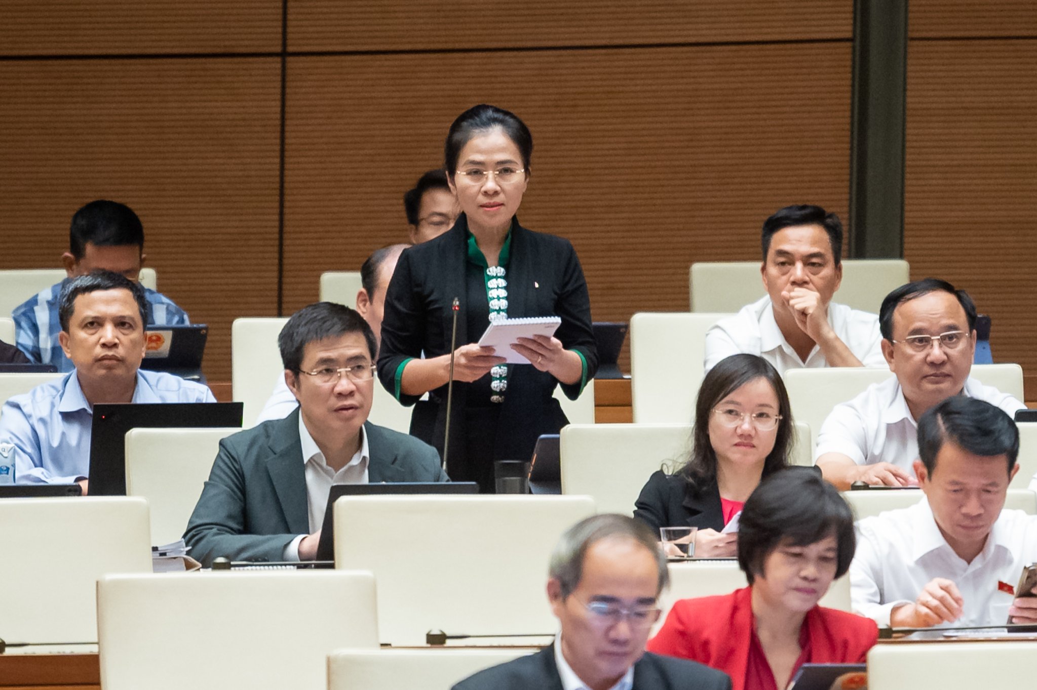 Đại biểu Võ Thị Minh Sinh, đoàn Nghệ An chất vấn Bộ trưởng Nguyễn Mạnh Hùng tại Hội trường chiều 7/11/2023.