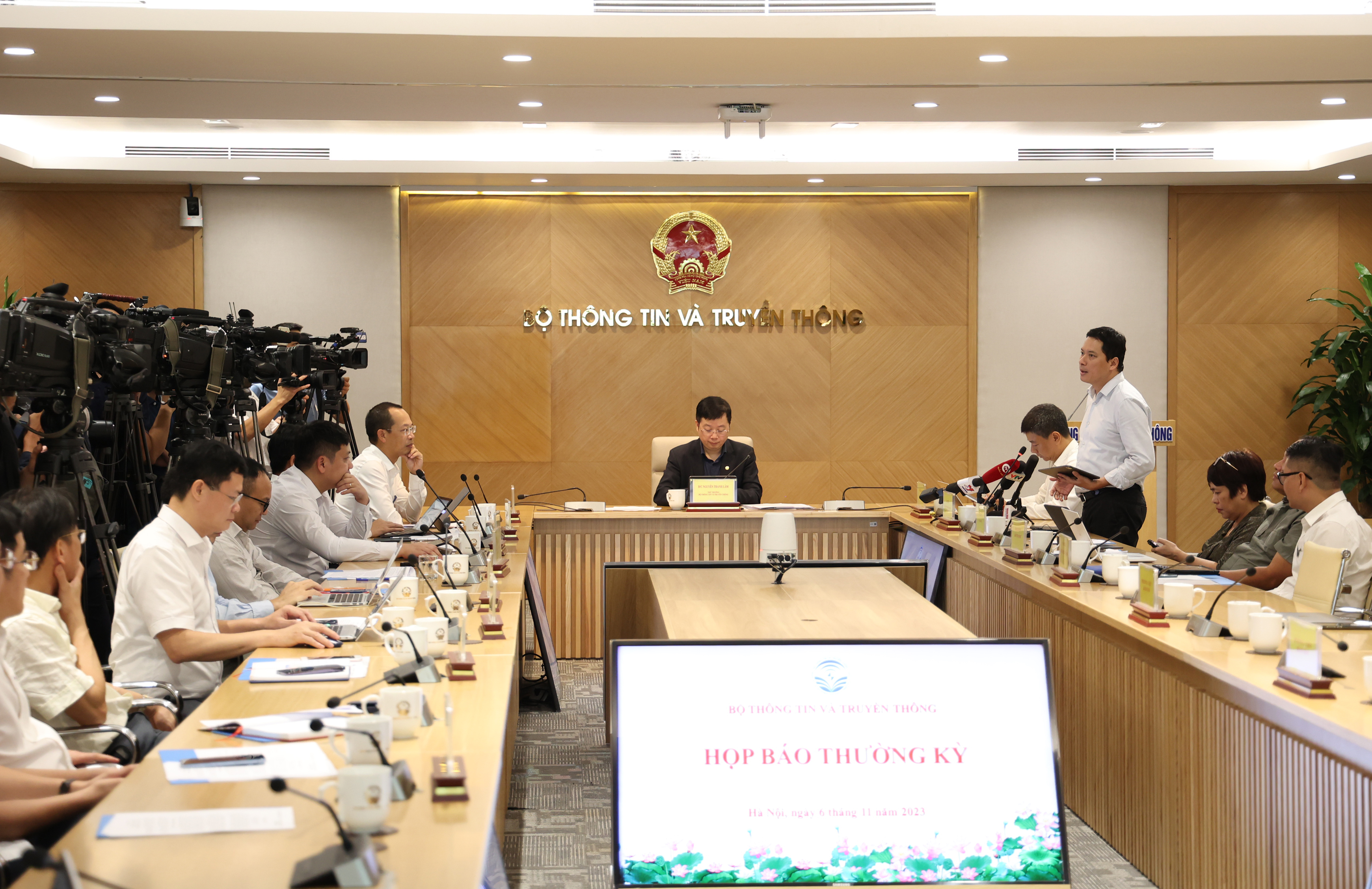 Họp b&aacute;o thường kỳ th&aacute;ng 11/2023 của Bộ Th&ocirc;ng tin v&agrave; Truyền th&ocirc;ng.