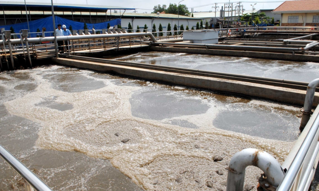 Không tiếp nhận thêm hoặc nâng công suất các dự án đầu tư có phát sinh nước thải trong khu sản xuất kinh doanh tập trung, khu công nghiệp chưa có hệ thống thu gom. (Ảnh minh họa)