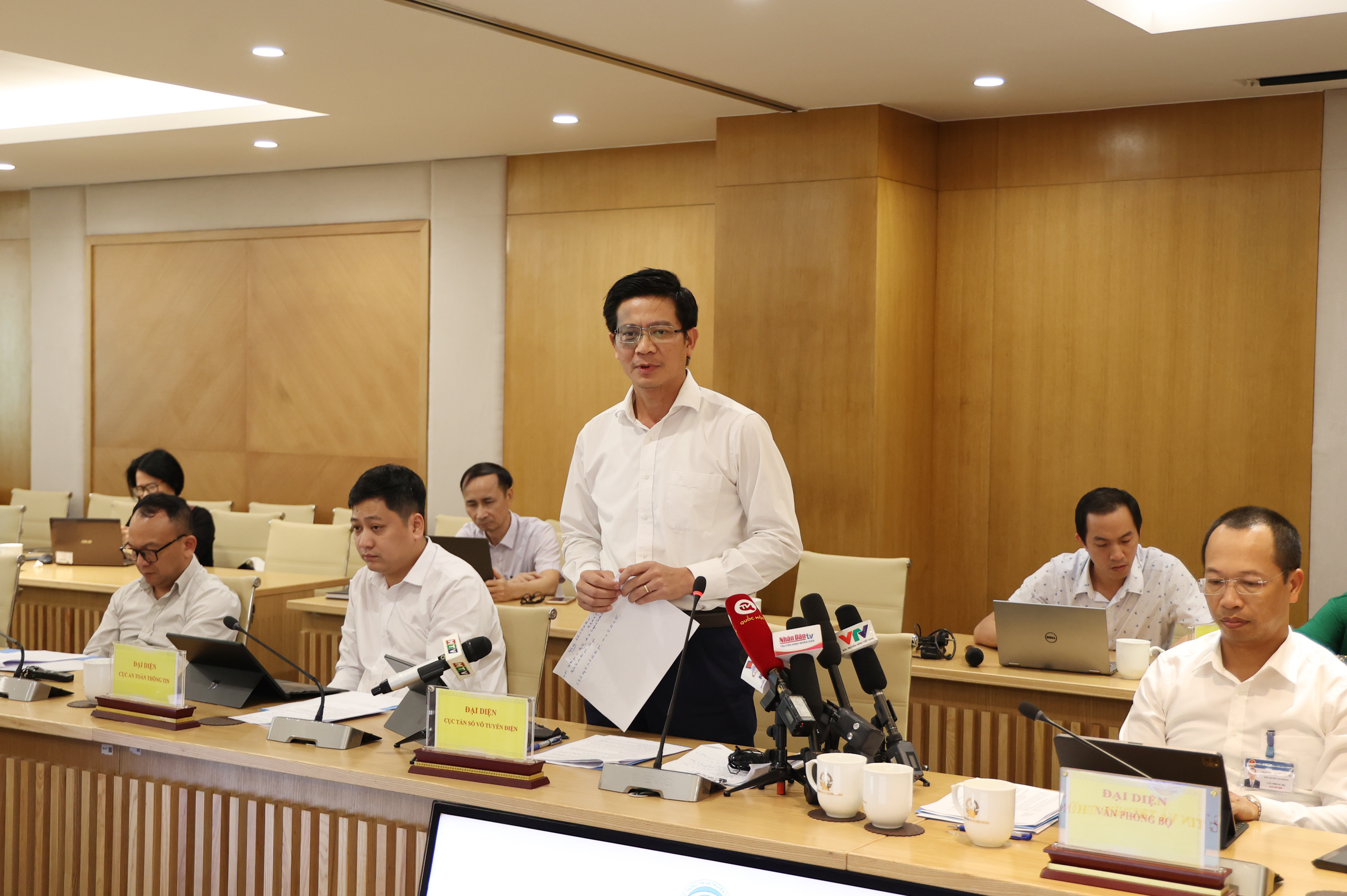 &Ocirc;ng L&ecirc; Văn Tuấn:&nbsp;Bộ sẽ sớm triển khai đấu gi&aacute; băng tần 3700 MHz, cấp ph&eacute;p cho c&aacute;c doanh nghiệp để triển khai 5G.