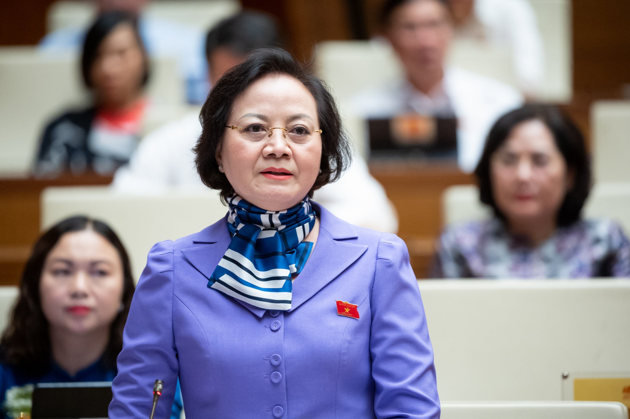Bộ trưởng Bộ Nội vụ Phạm Thị Thanh Tr&agrave; trả lời chất vấn chiều 7/11. Ảnh - Quochoi.vn.