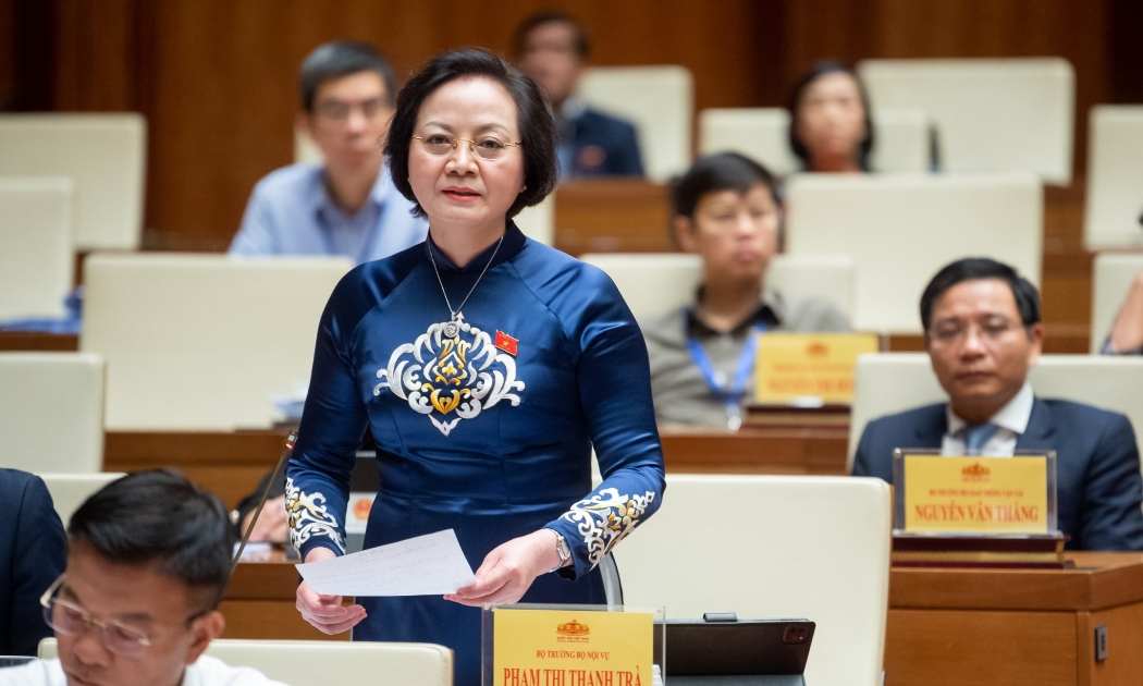 Bộ trưởng Bộ Nội vụ Phạm Thị Thanh Trà trả lời chất vấn của đại biểu. Ảnh - Quochoi.vn.