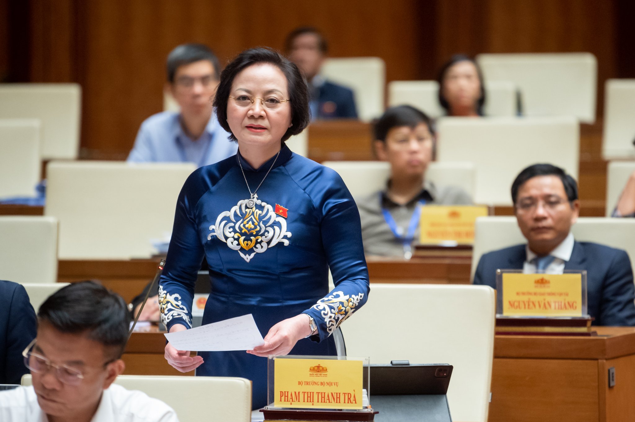 Bộ trưởng Bộ Nội vụ Phạm Thị Thanh Trà trả lời chất vấn của đại biểu. Ảnh - Quochoi.vn.