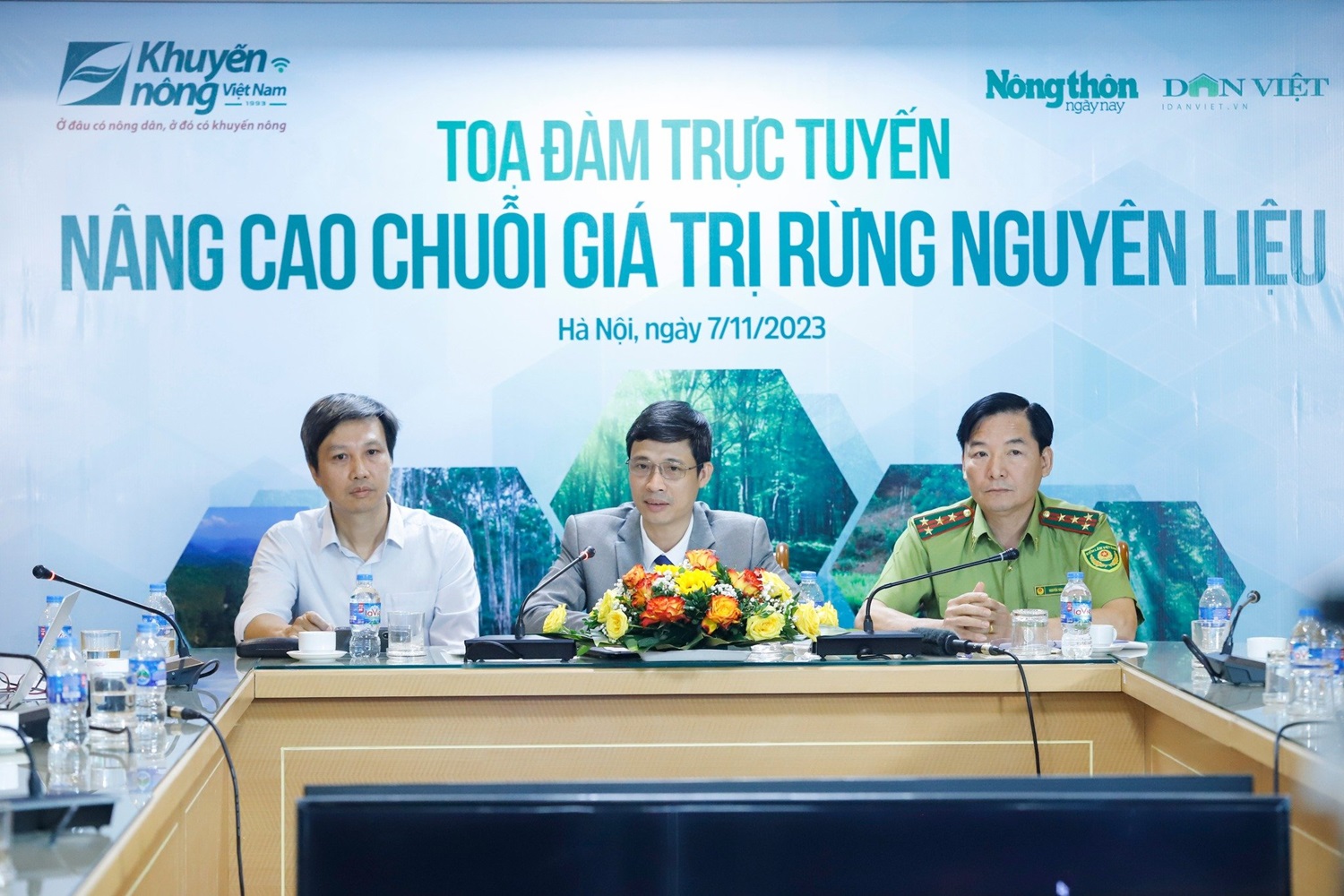 C&aacute;c chuy&ecirc;n gia tại tọa đ&agrave;m.