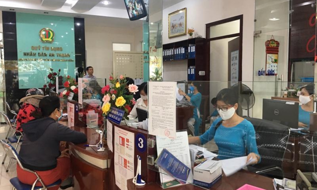 Khách hàng giao dịch tại quỹ tín dụng nhân dân An Thạnh, thành phố Thuận An, Bình Dương.