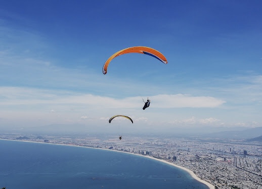 D&ugrave; lượn tr&ecirc;n b&atilde;i biển Đ&agrave; Nẵng