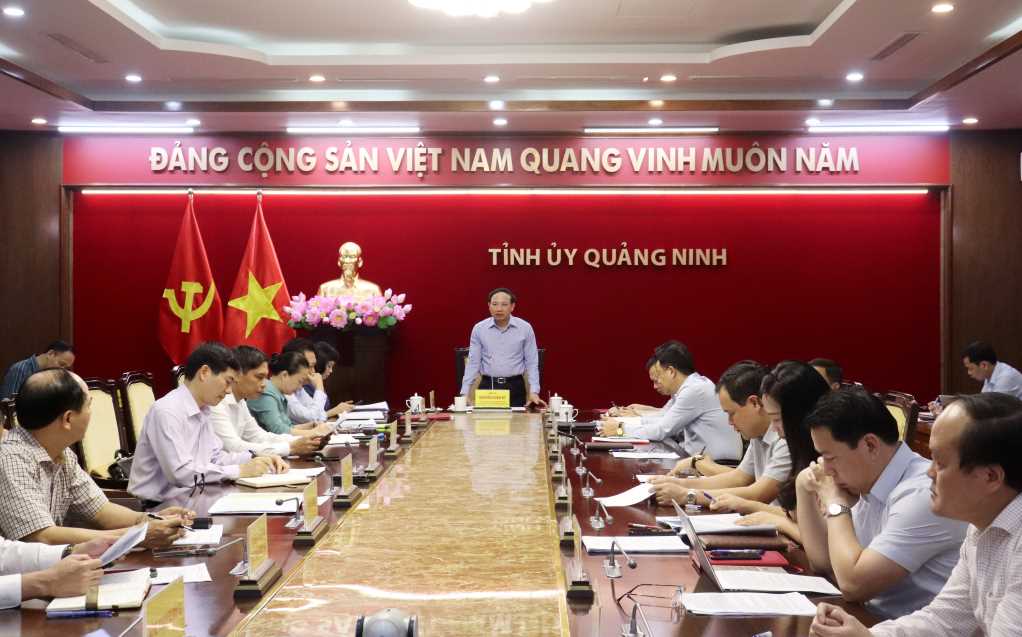 Ông Nguyễn Xuân Ký,  Bí thư Tỉnh ủy, Chủ tịch HĐND tỉnh, chủ trì cuộc họp