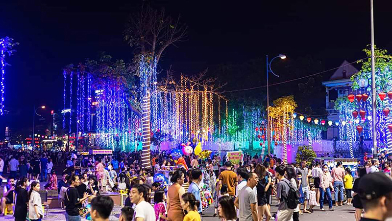Đông đảo người dân tham gia tuyến Phố đêm Đông Hà vào tối Thứ 7 hàng tuần - Ảnh: M.L