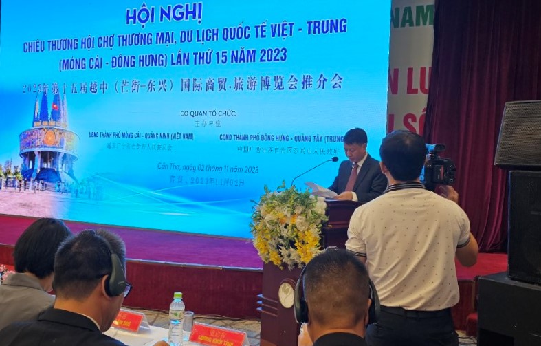 Ông Hồ Quang Huy, Phó Bí thư Thành ủy, Chủ tịch UBND thành phố Móng Cái, đã giới thiệu về tiềm năng thế mạnh thành phố và thông tin về công tác tổ chức Hội chợ Thương mại, Du lịch Quốc tế Việt - Trung lần thứ 15 năm 2023 (Móng Cái, Việt Nam - Đông Hưng, Trung Quốc) 
