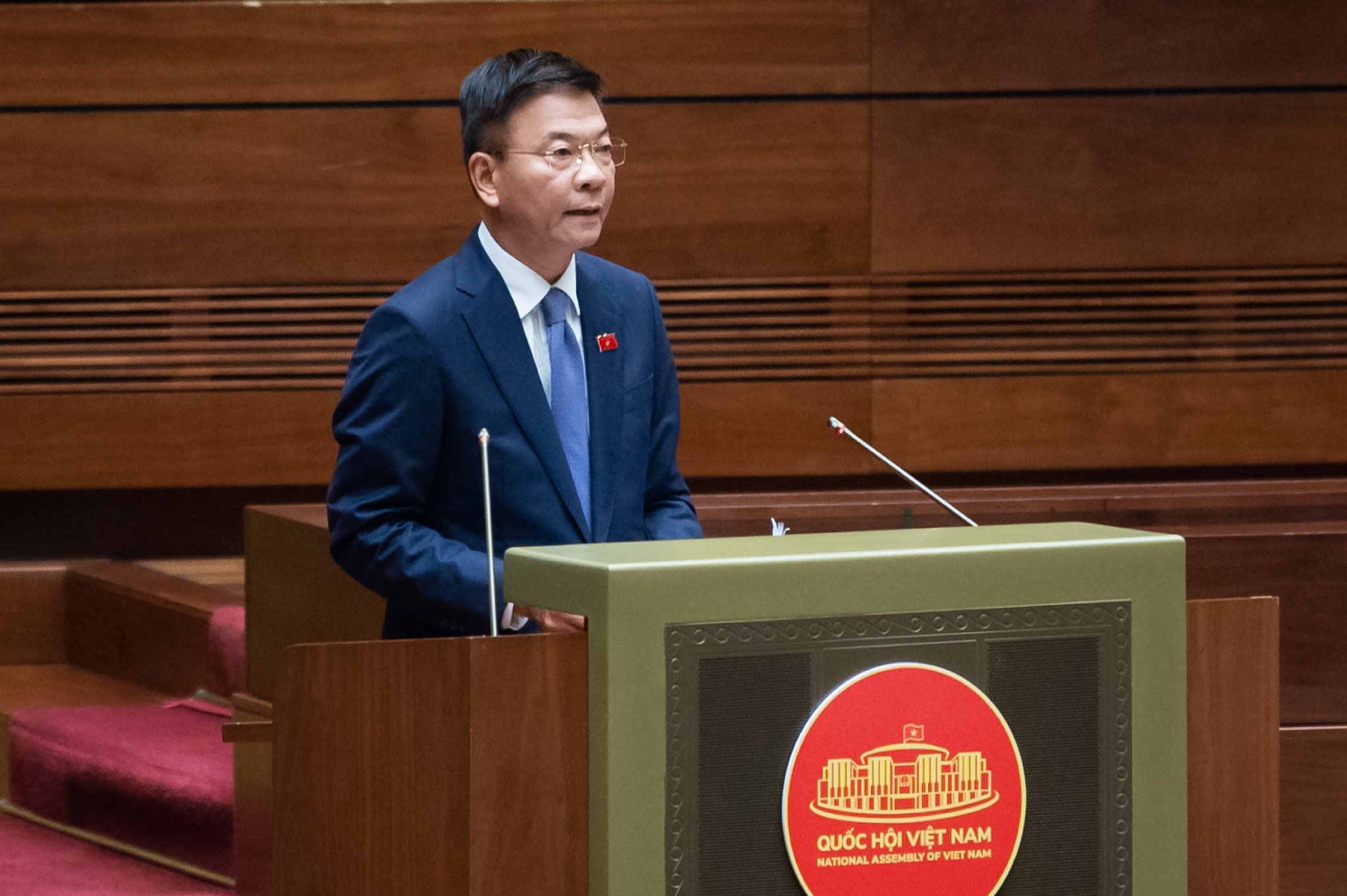 Bộ trưởng Bộ Tư ph&aacute;p L&ecirc; Th&agrave;nh Long tr&igrave;nh b&agrave;y tờ tr&igrave;nh Luật Đấu gi&aacute; t&agrave;i sản trước Quốc hội chiều ng&agrave;y 8/11/2023.