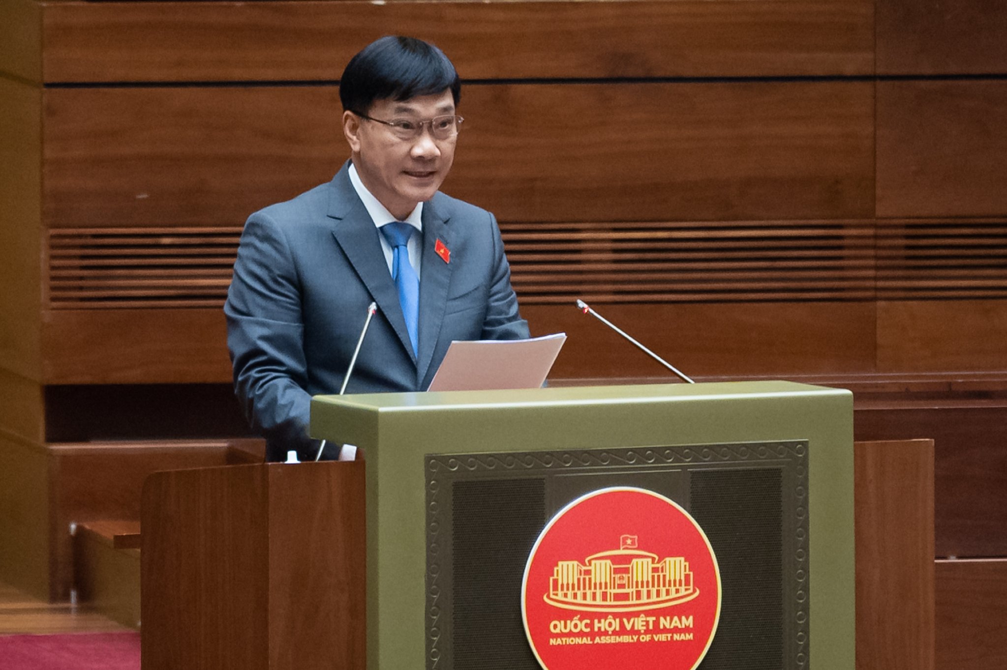 Chủ nhiệm Ủy ban Kinh tế của Quốc hội Vũ Hồng Thanh trình bày Báo cáo thẩm tra dự án Luật sửa đổi, bổ sung một số điều của Luật Đấu giá tài sản.