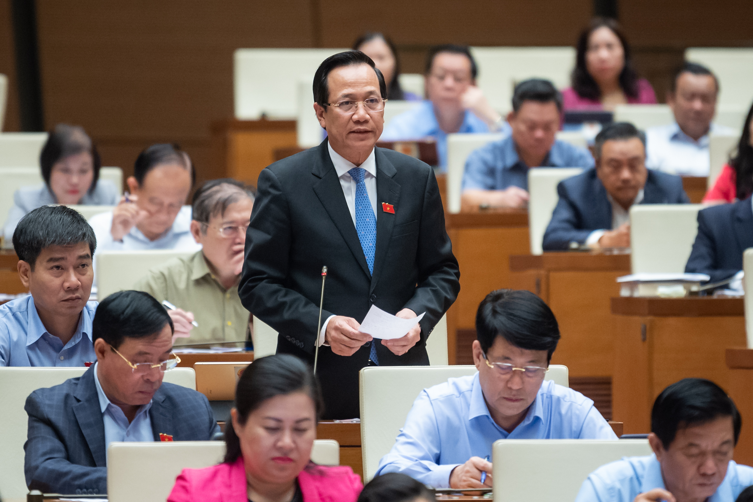 Bộ trưởng Bộ Lao động - Thương binh và Xã hội Đào Ngọc Dung trả lời chất vấn sáng 8/11. Ảnh - Quochoi.vn.