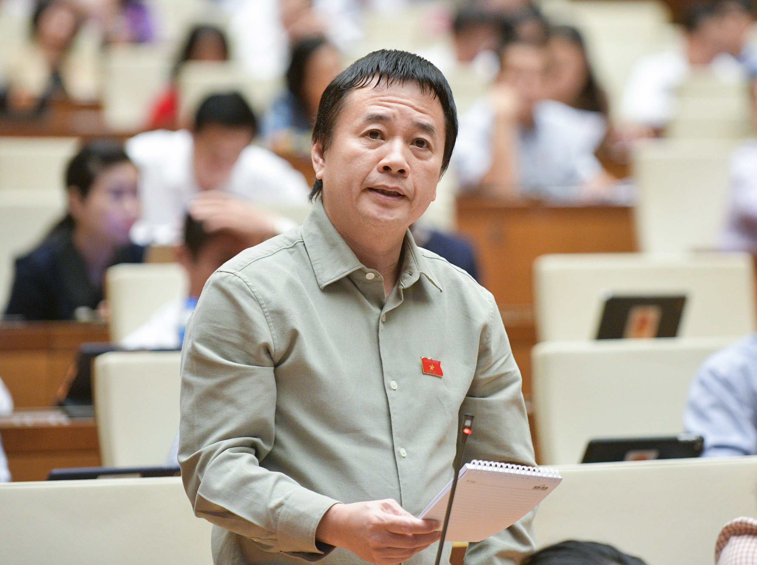 Đại biểu Phạm Nam Tiến, đo&agrave;n Đắk N&ocirc;ng chất vấn