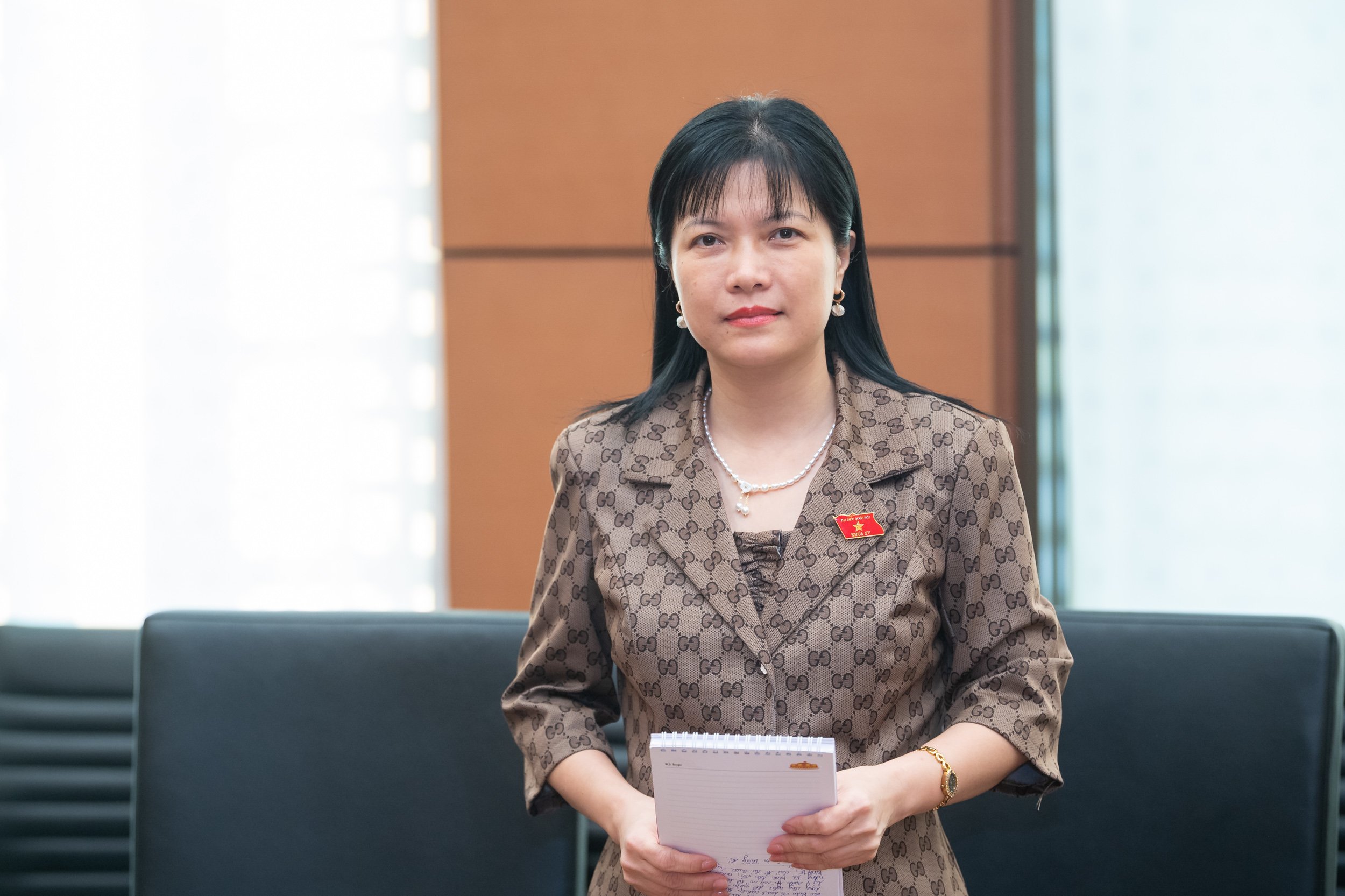 Đại biểu đo&agrave;n Điện Bi&ecirc;n Tạ Thị Y&ecirc;n ph&aacute;t biểu &yacute; kiến về Luật Đấu gi&aacute; t&agrave;i sản tại phi&ecirc;n họp tổ chiều 8/11/2023.