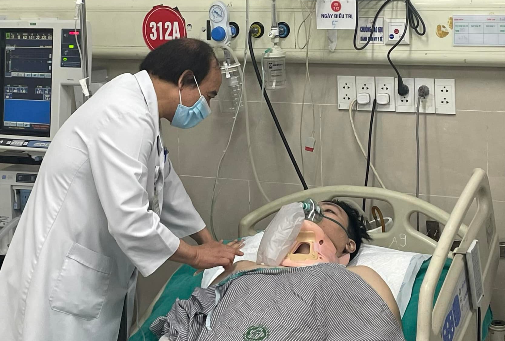 Kh&aacute;m chữa bệnh tại Bệnh viện Bạch Mai. Ảnh - Th&aacute;i B&igrave;nh.