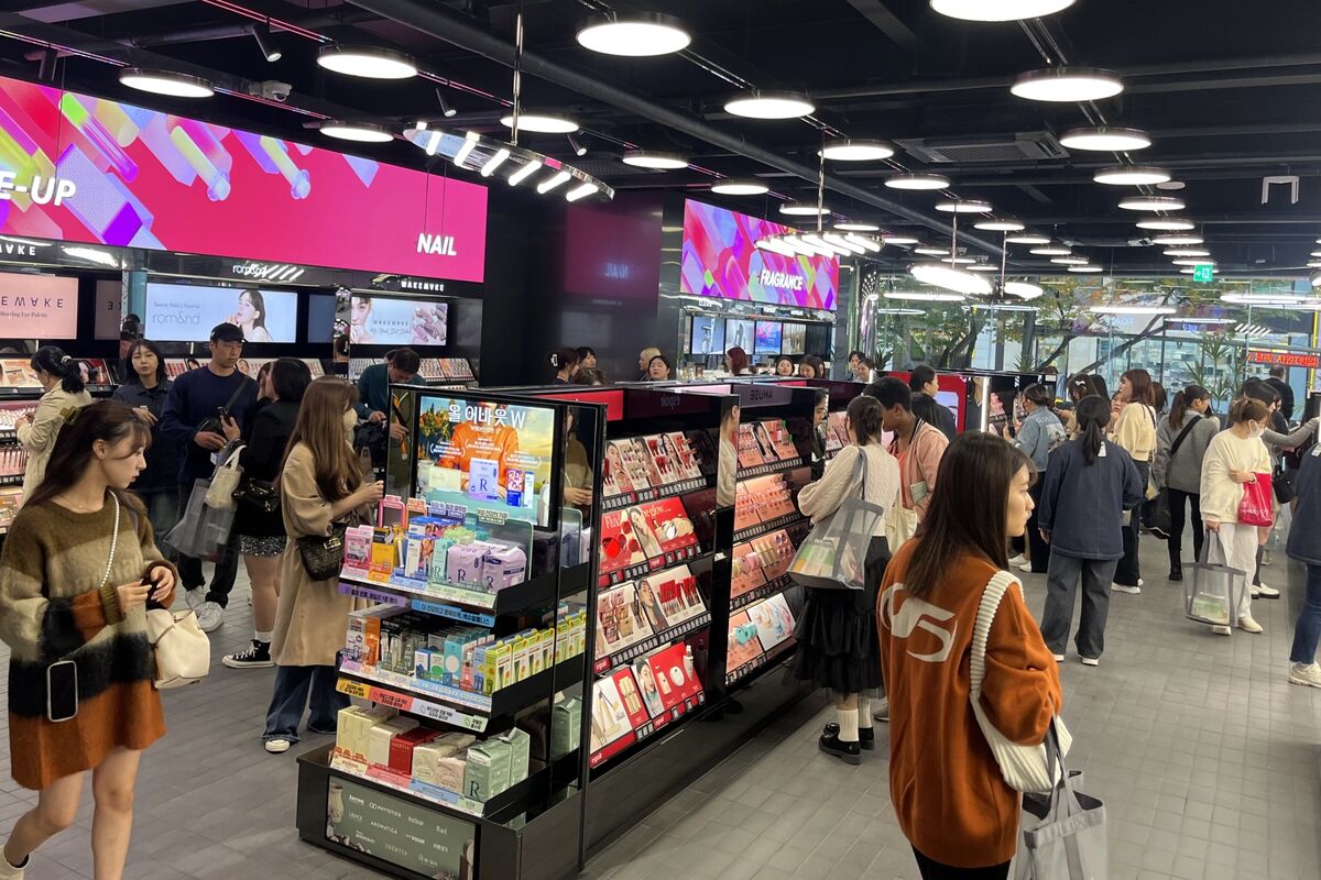CJ Olive Young biến cửa hàng của họ ở khu Myeongdong Town sầm uất thành nơi mua sắm dành riêng cho khách nước ngoài mê K-pop.