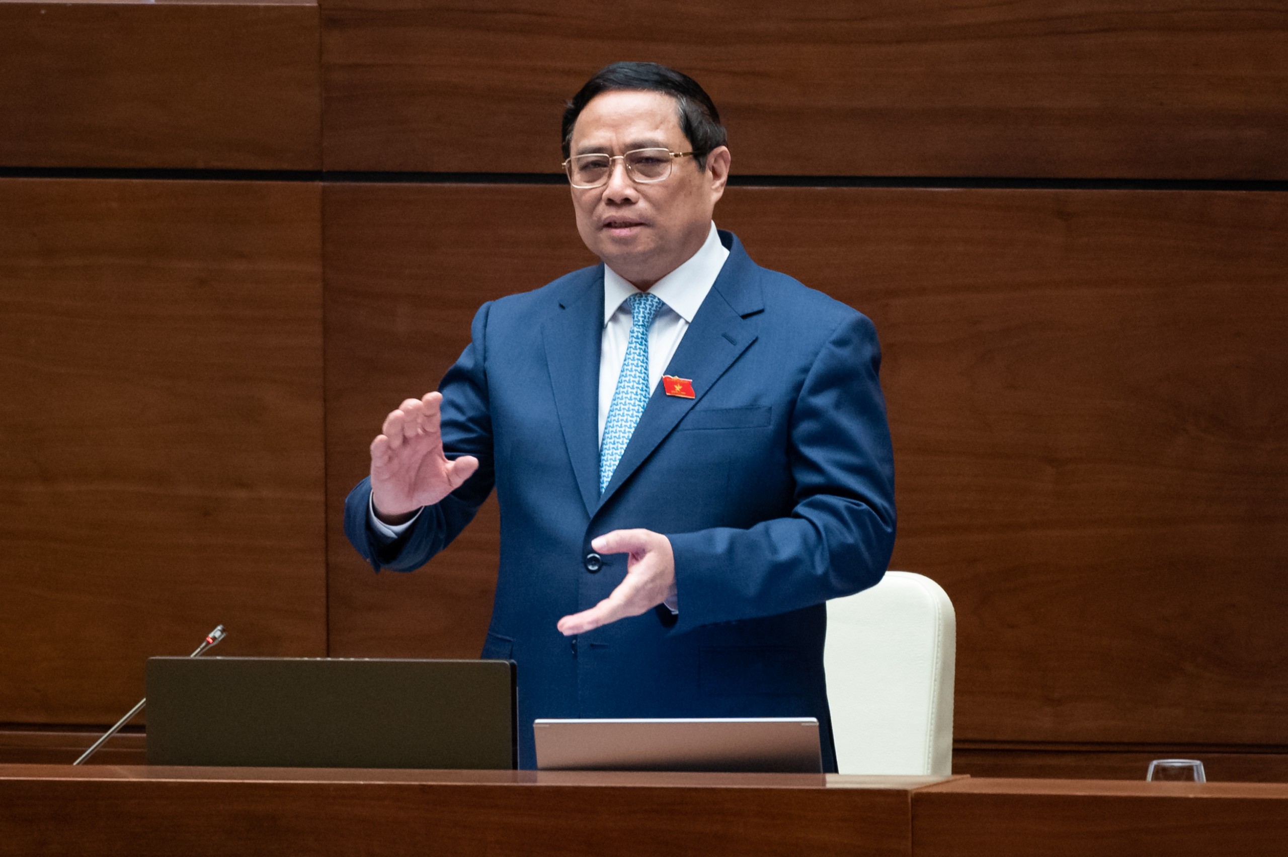 Thủ tướng Chính phủ trả lời chất vấn, sáng 8/11. Ảnh - Quochoi.vn.