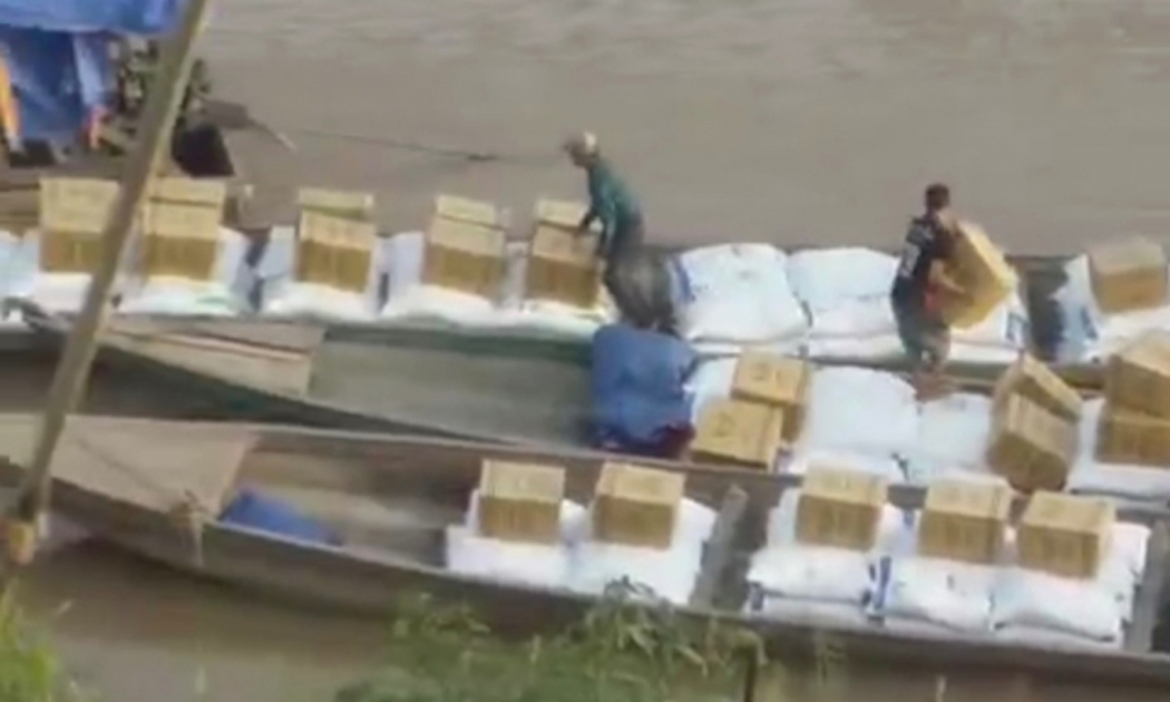 Hàng lậu được chất đầy trên các chiếc thuyền máy tại khu sông Sêpôn thời điểm giữa tháng 10 vừa qua (Ảnh - Báo Công an Nhân dân)