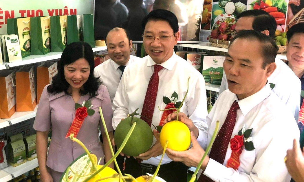 Thứ trưởng Bộ Nông nghiệp và Phát triển nông thôn Phùng Đức Tiến đi tham quan các gian hàng