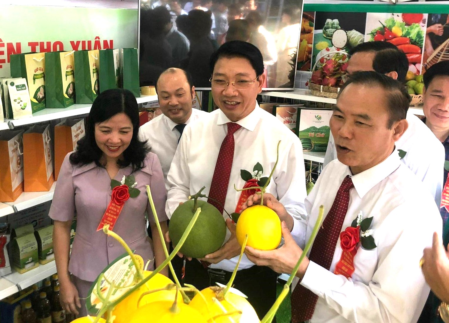 Thứ trưởng Bộ Nông nghiệp và Phát triển nông thôn Phùng Đức Tiến đi tham quan các gian hàng