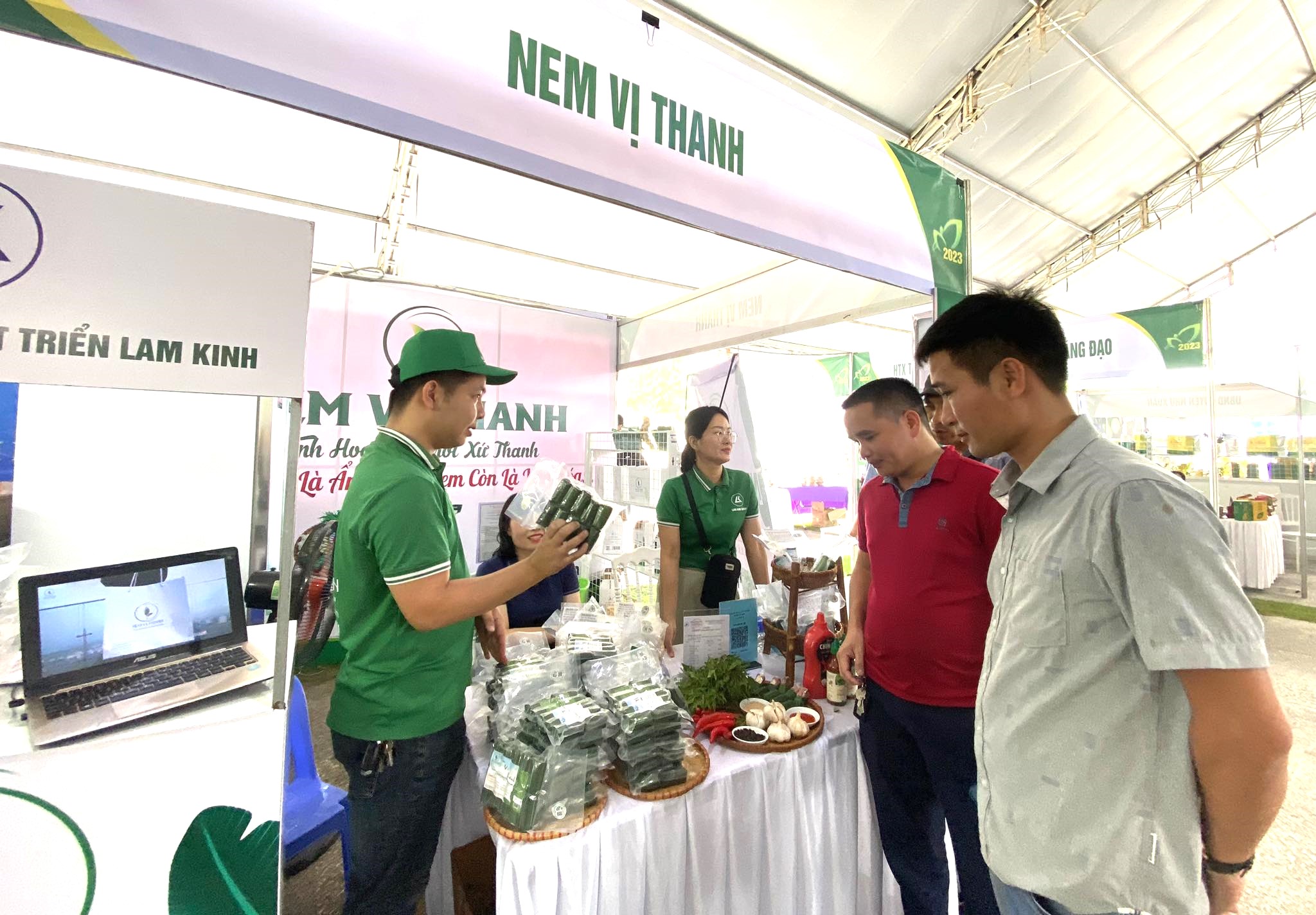 Gian hàng trưng bày các sản phẩm nem chua Thanh Hóa với thương hiệu 