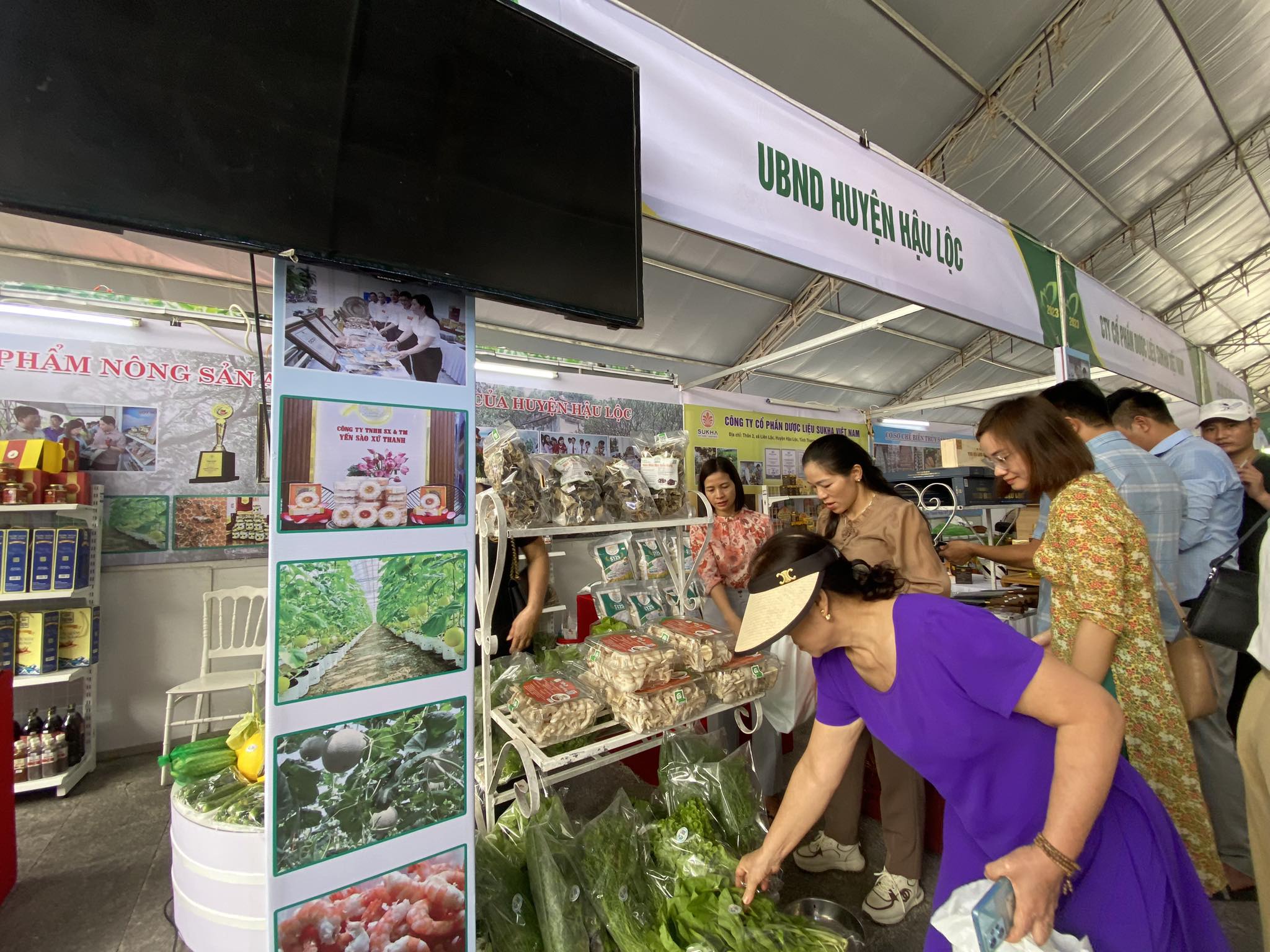 Đ&acirc;y l&agrave; dịp để b&agrave; con n&ocirc;ng d&acirc;n, c&aacute;c hợp t&aacute;c x&atilde;, doanh nghiệp, c&aacute;c địa phương trong v&agrave; ngo&agrave;i tỉnh c&oacute; cơ hội giao lưu, quảng b&aacute; c&aacute;c sản phẩm n&ocirc;ng nghiệp, n&ocirc;ng sản thực phẩm an to&agrave;n, sản phẩm OCOP, ẩm thực đặc sản v&ugrave;ng, miền của địa phương m&igrave;nh đến với người ti&ecirc;u d&ugrave;ng.