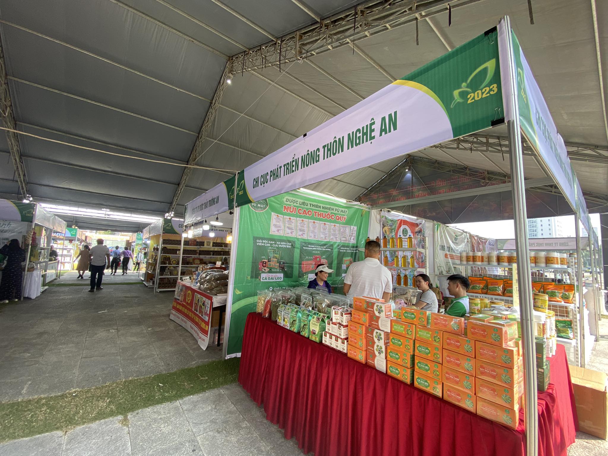 Sự kiện n&agrave;y cũng cơ hội để c&aacute;c doanh nghiệp, hợp t&aacute;c x&atilde; c&oacute; th&ecirc;m cơ hội t&igrave;m hiểu, k&yacute; kết c&aacute;c hợp đồng kinh tế, c&aacute;c bi&ecirc;n bản ghi nhớ về cung cấp, ti&ecirc;u thụ c&aacute;c sản phẩm, th&uacute;c đẩy sản xuất, lưu th&ocirc;ng, chế biến v&agrave; ti&ecirc;u thụ h&agrave;ng h&oacute;a n&ocirc;ng sản, thực phẩm an to&agrave;n giữa c&aacute;c địa phương gắn với Cuộc vận động &ldquo;Người Việt Nam ưu ti&ecirc;n d&ugrave;ng h&agrave;ng Việt Nam&rdquo;.