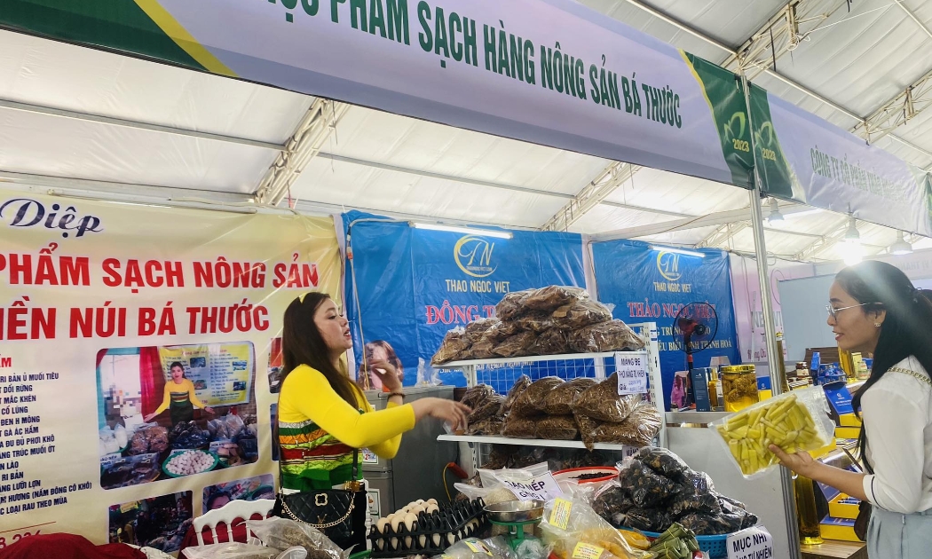 Gian hàng các sản phẩm của nông dân huyện miền núi Bá Thước tại hoạt động trưng bày, giới thiệu sản phẩm nông sản, thực phẩm an toàn tỉnh Thanh Hoá năm 2023, diễn ra từ 9 đến 13/11/2023. Ảnh: Nguyễn Thuấn.