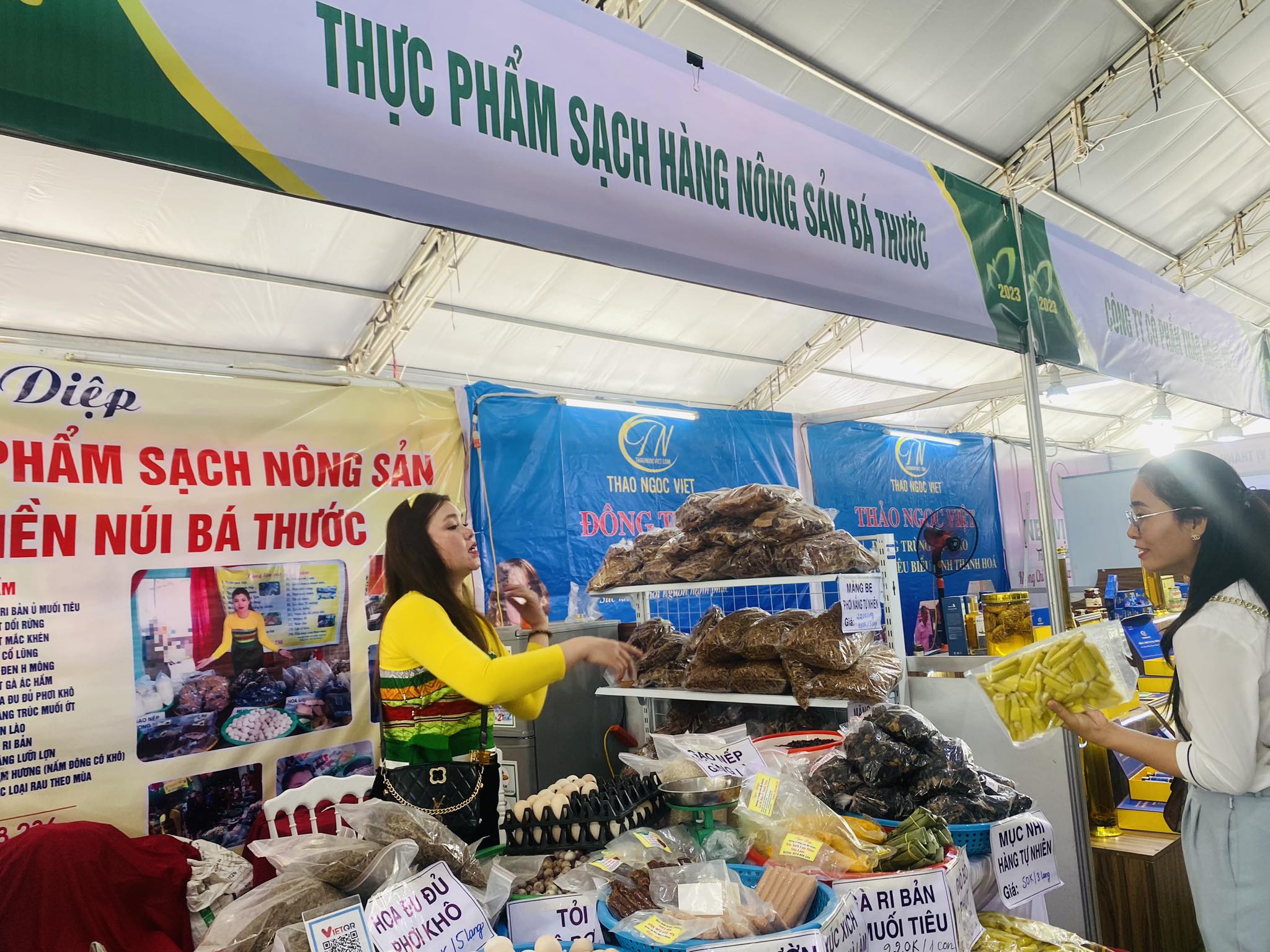 Gian hàng các sản phẩm nông sản đặc trưng của huyện miền núi Bá Thước (Thanh Hóa) 
