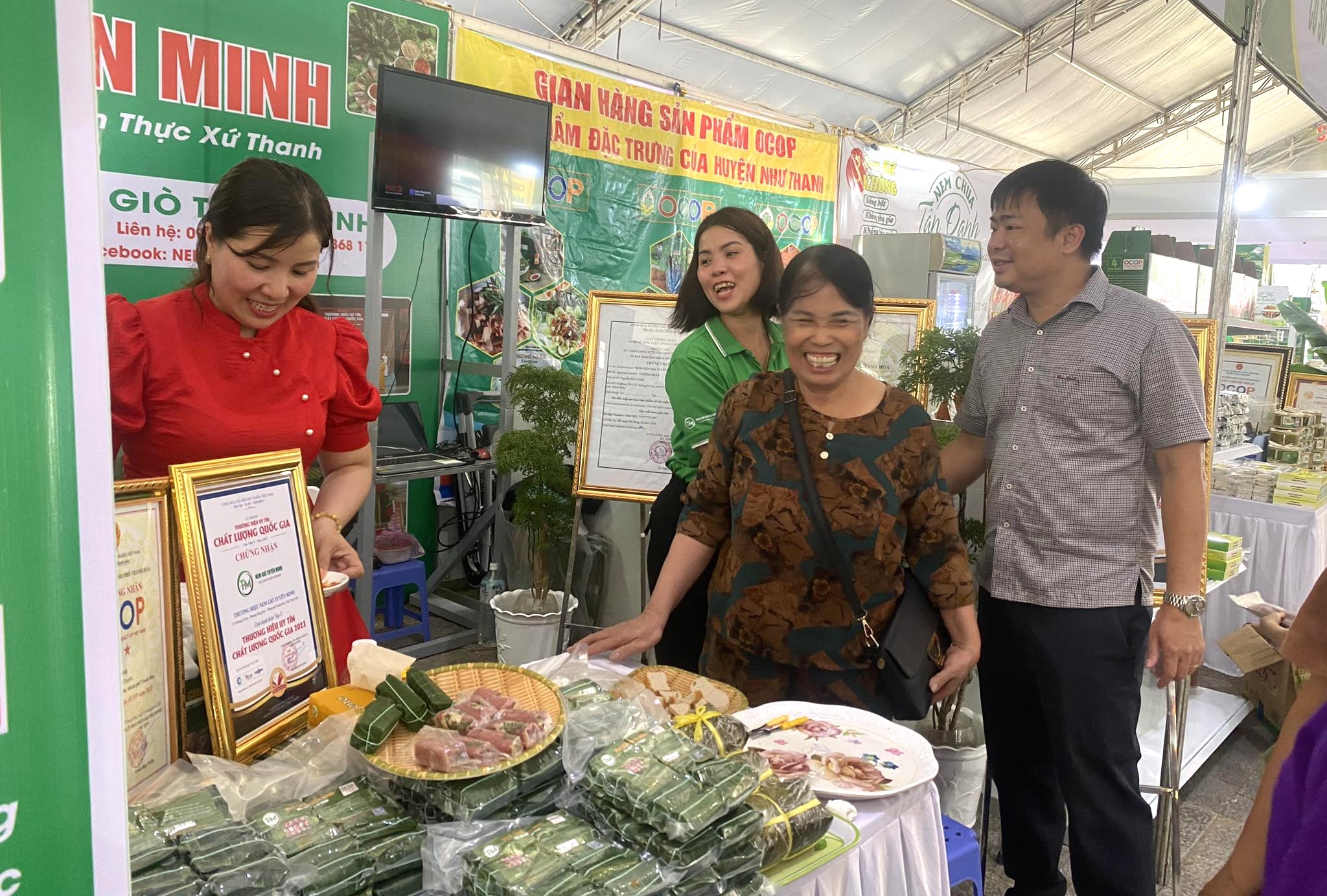 Dù mới chỉ trong buổi khai trương, đã có rất nhiều khách hàng đến mua các sản phẩm