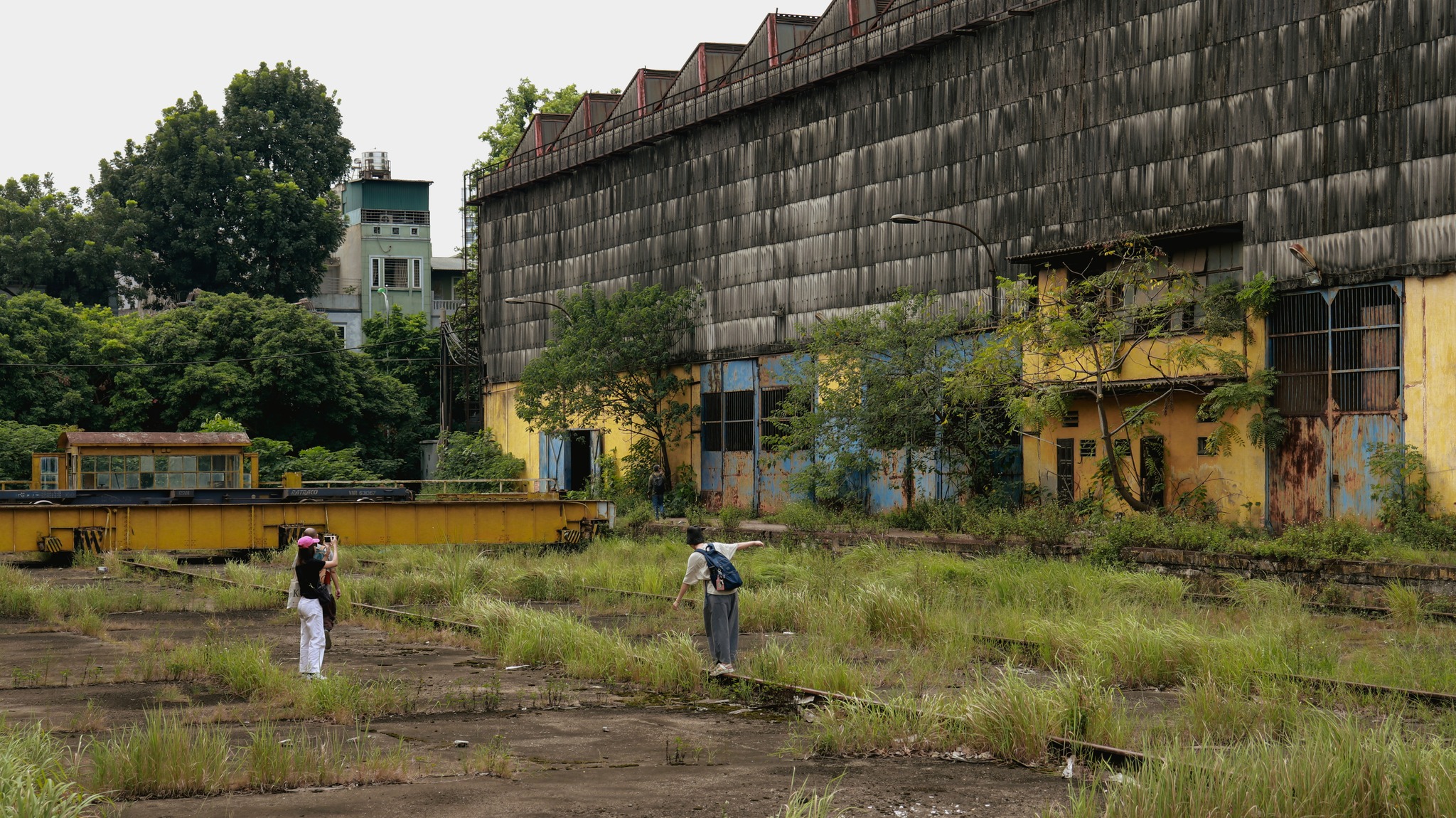 Nhà máy xe lửa Gia Lâm là điểm nhấn sáng tạo trong tuyến trải nghiệm chính. Ảnh: Lễ hội Thiết kế Sáng tạo Hà Nội