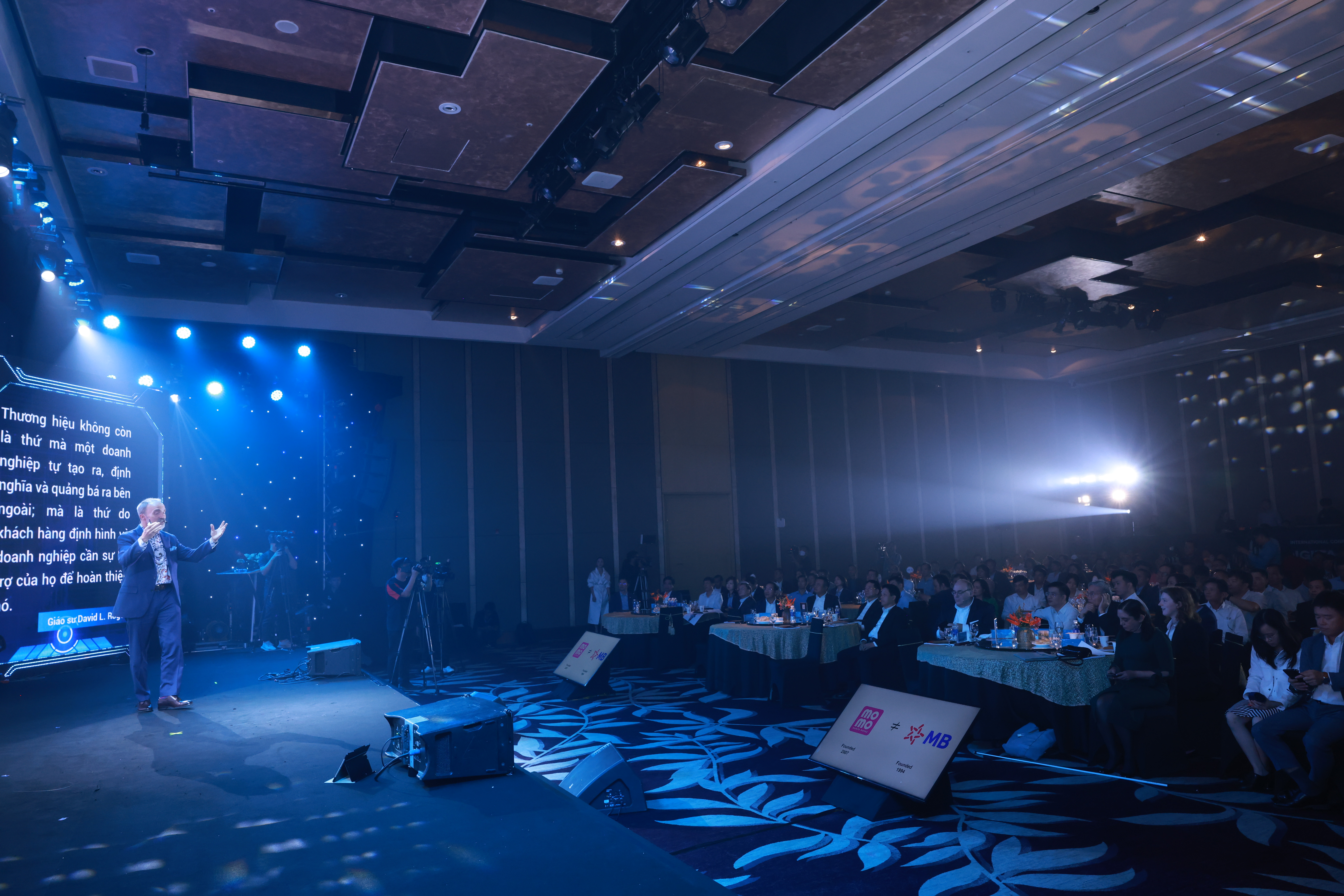 &Ocirc;ng David Rogers cho rằng, doanh nghiệp sau khi chuyển đổi phải lu&ocirc;n lấy kh&aacute;ch h&agrave;ng l&agrave;m trung t&acirc;m cho mọi h&agrave;nh động