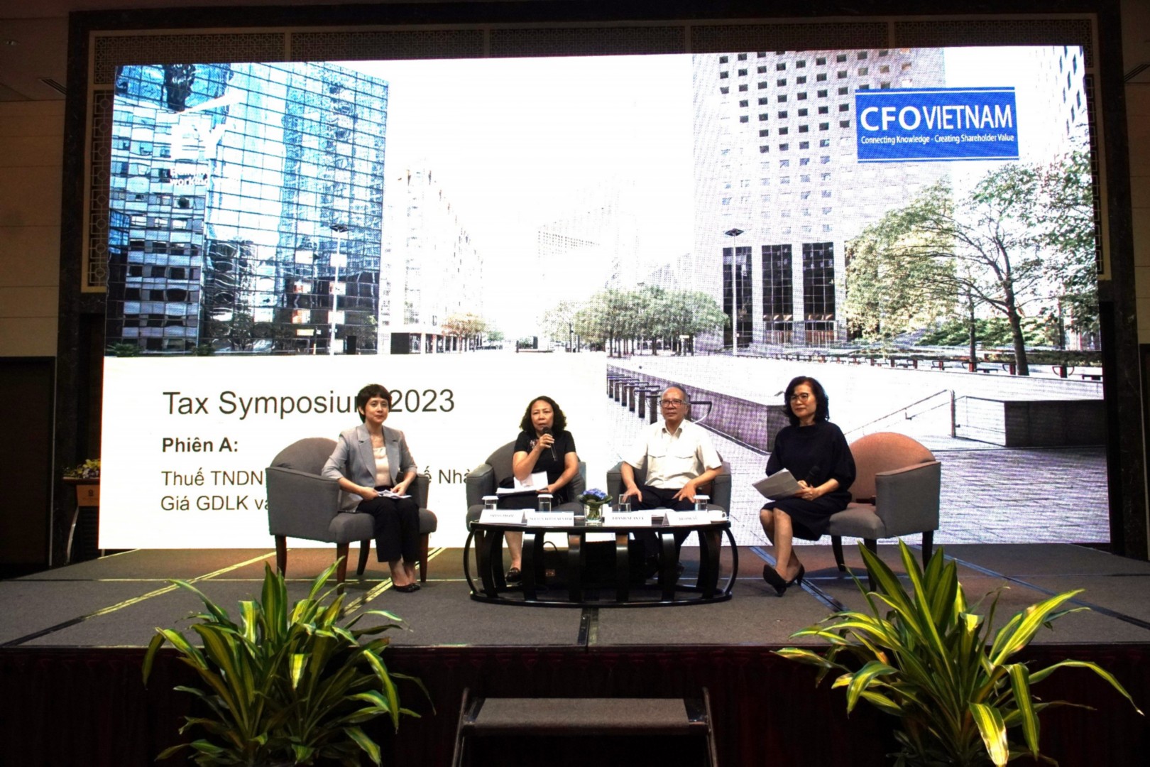 Đại diện cơ quan quản l&yacute; v&agrave; EY Consulting Việt Nam trả lời những vướng mắc của doanh nghiệp.