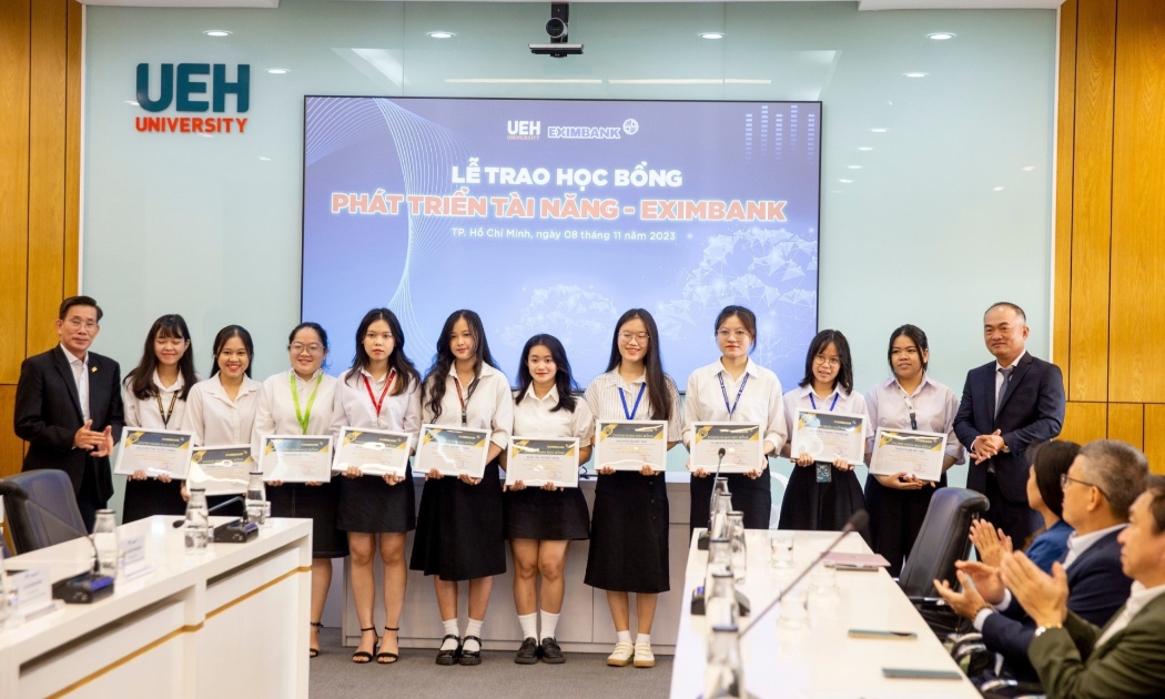 Đại diện Eximbank, ông Phạm Quang Dũng - Thành viên HĐQT (ngoài cùng bên phải) cùng GS.TS Sử Đình Thành - Hiệu trưởng UEH (ngoài cùng bên trái) trao học bổng cho các em sinh viên tại sự kiện.