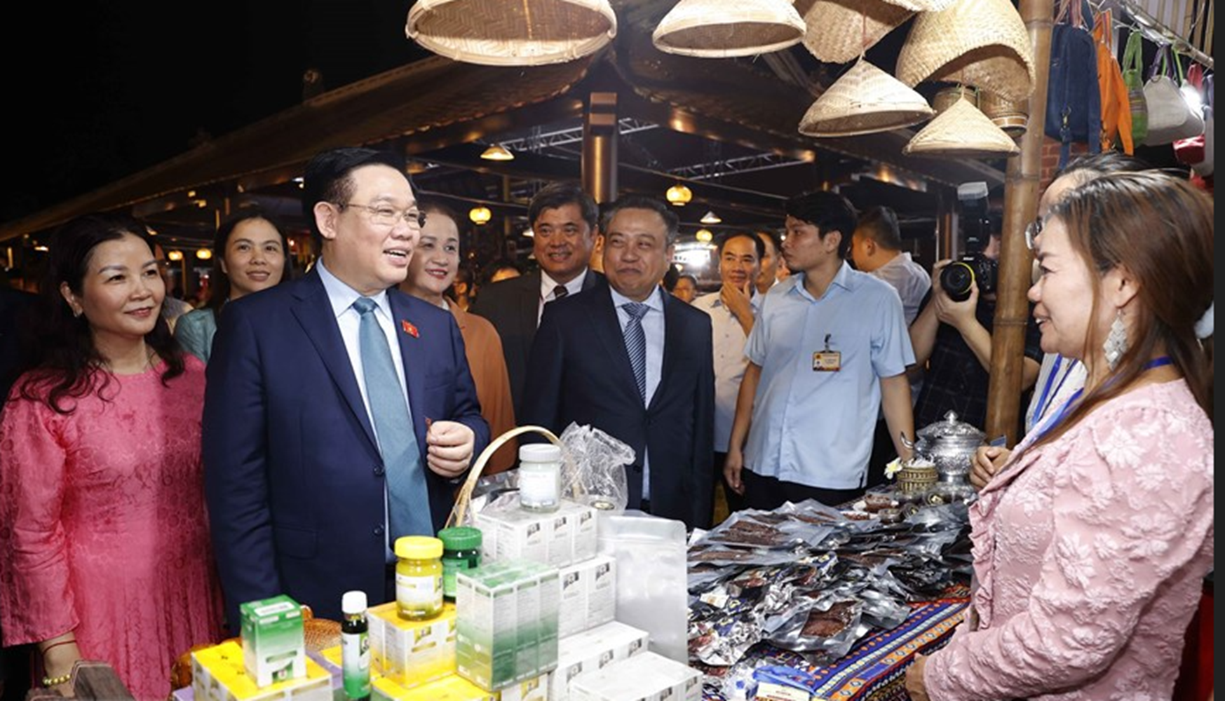 Chủ tịch Quốc hội Vương Đ&igrave;nh Huệ đến tham quan một gian h&agrave;ng.