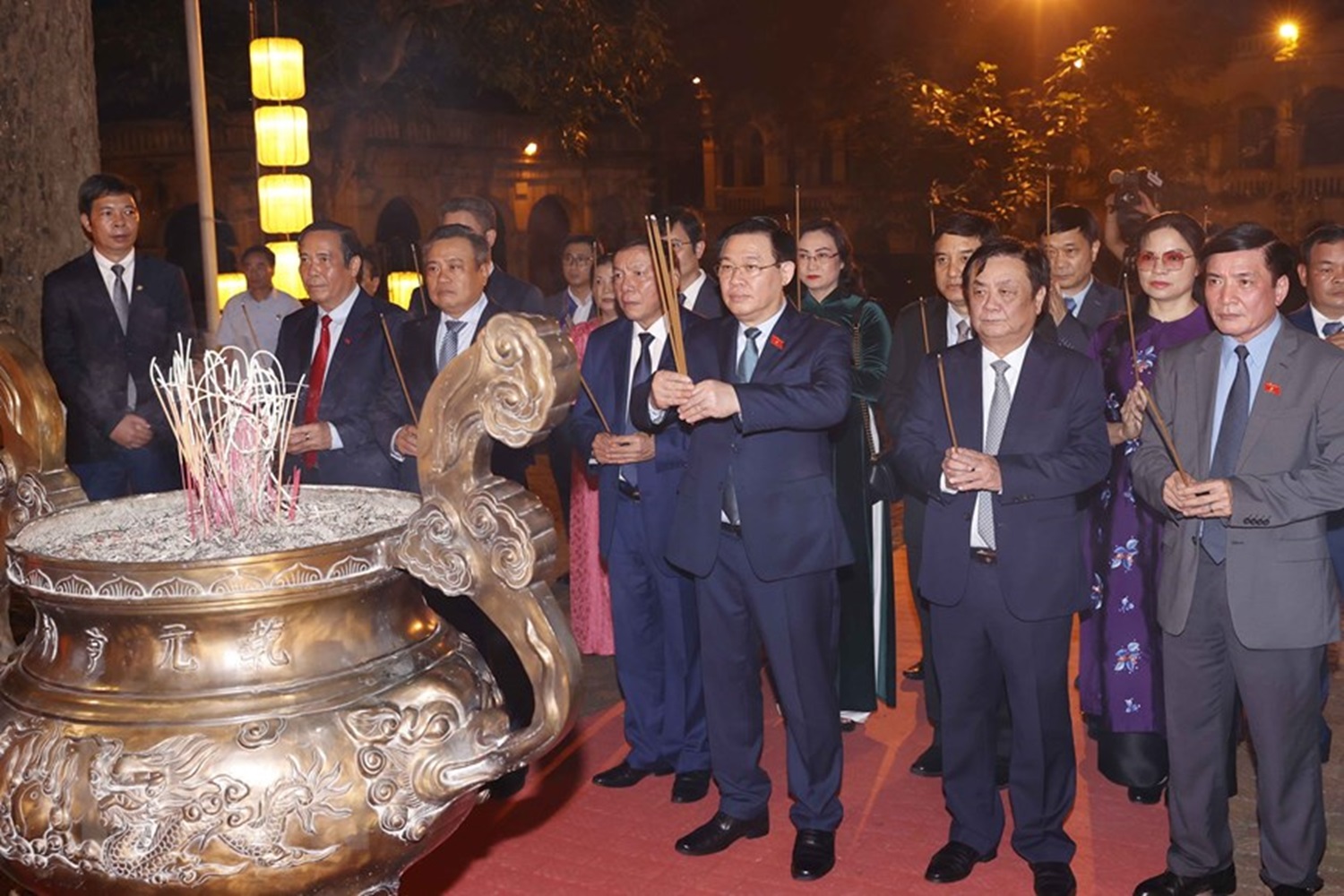 Chủ tịch Quốc hội c&ugrave;ng c&aacute;c quan kh&aacute;ch d&acirc;ng hương tại Điện K&iacute;nh Thi&ecirc;n trước khi Khai mạc Festival L&agrave;ng nghề.