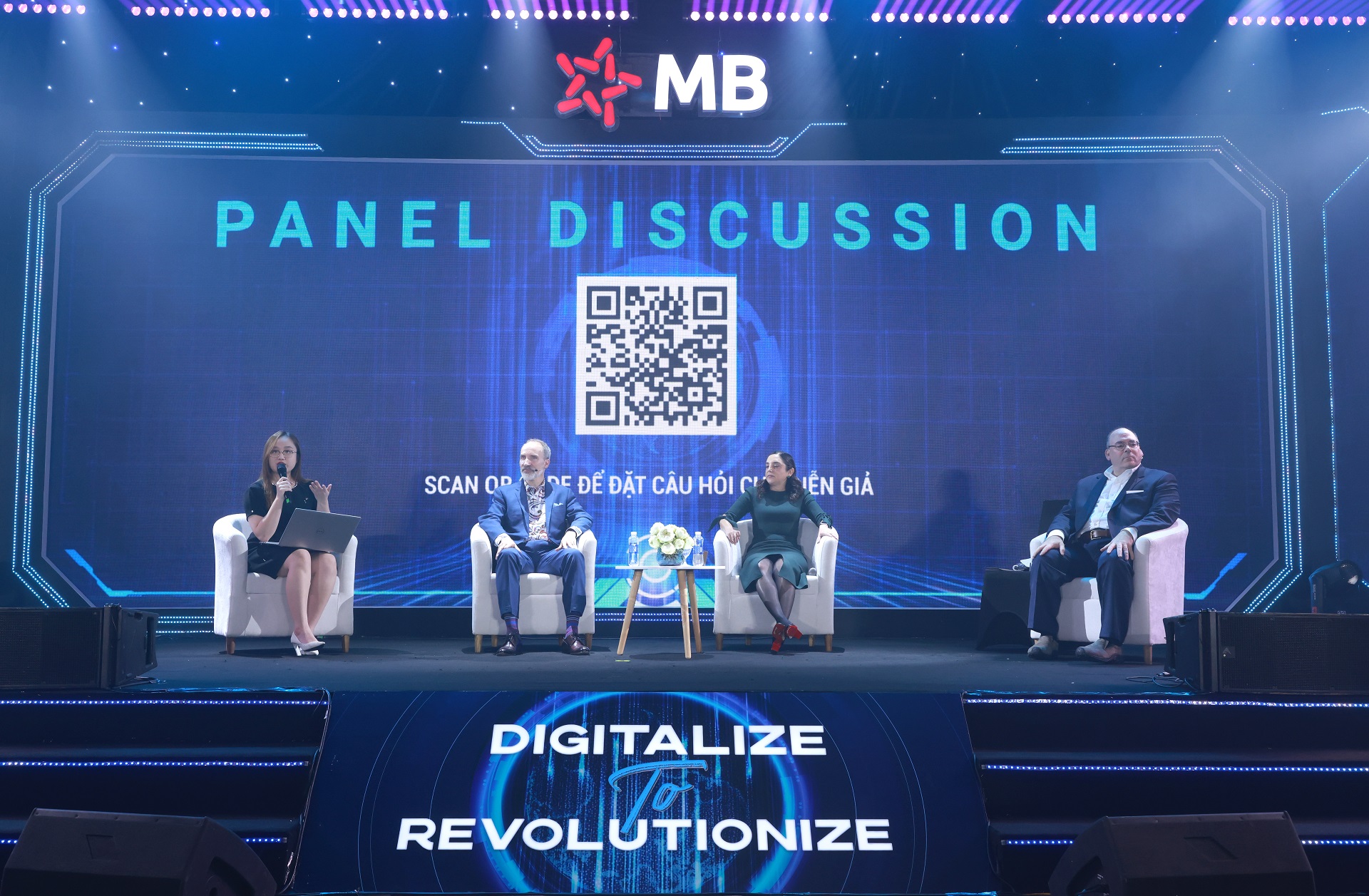 Tiến sỹ David Rogers (thứ hai từ tr&aacute;i qua), Tiến sỹ&nbsp;Sheena S. Iyengar (thứ ba từ tr&aacute;i qua) v&agrave; Tiến sỹ&nbsp;Paul J. Bailo (ngo&agrave;i c&ugrave;ng b&ecirc;n phải)