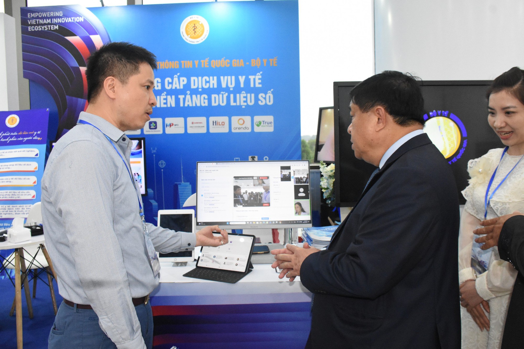 Bộ trưởng Bộ Kế hoạch và Đầu tư Nguyễn Chí Dũng trải nghiệm ứng dụng miễn phí khám chữa bệnh từ xa. Ảnh: VIIE 2023.