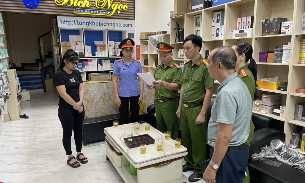 Cơ quan Công an đọc quyết định khám xét tại cơ sở kinh doanh của Hoàng Văn Cường