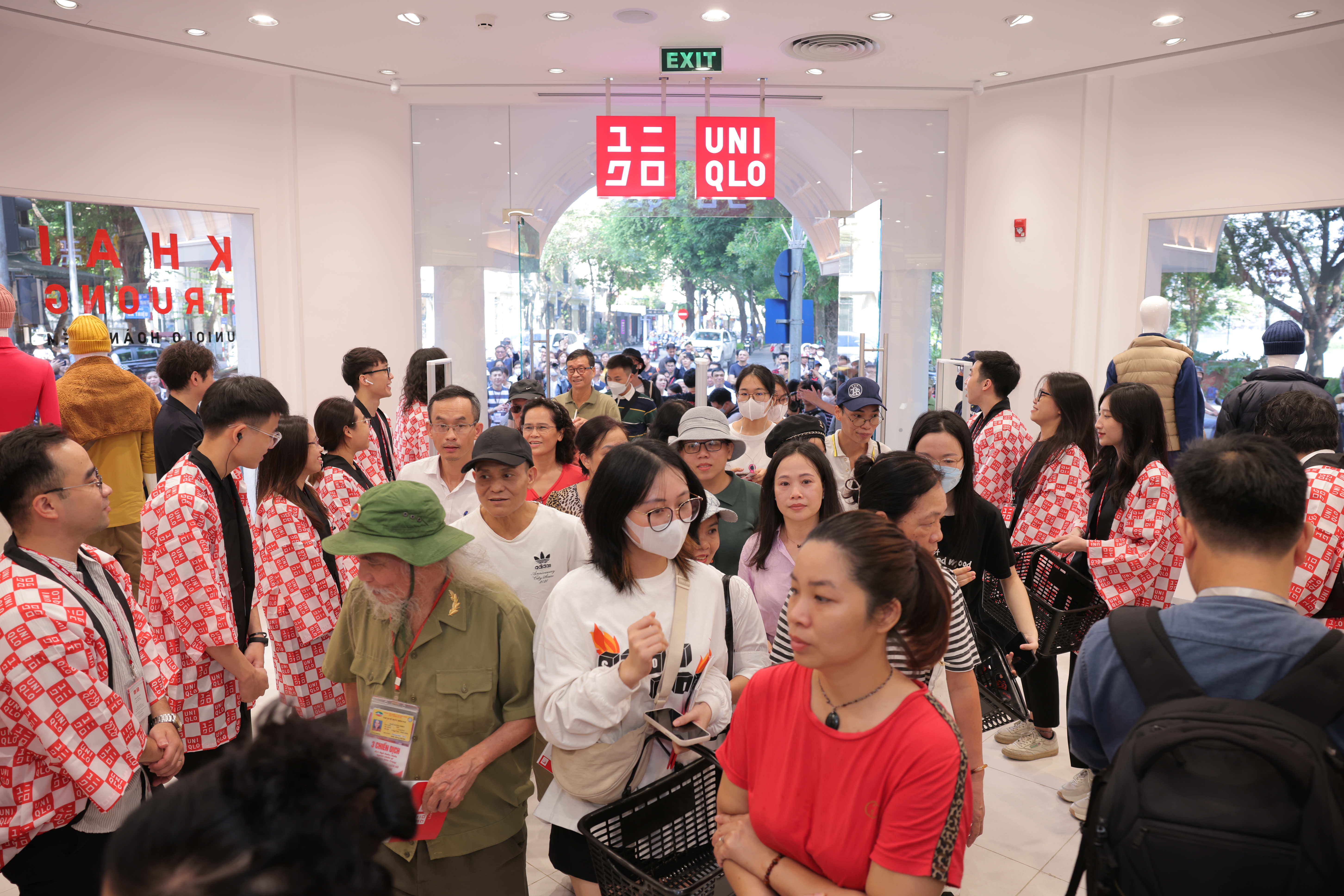 khách hàng tham quan và mua sắm tại cửa hàng UNIQLO Hoàn Kiếm.