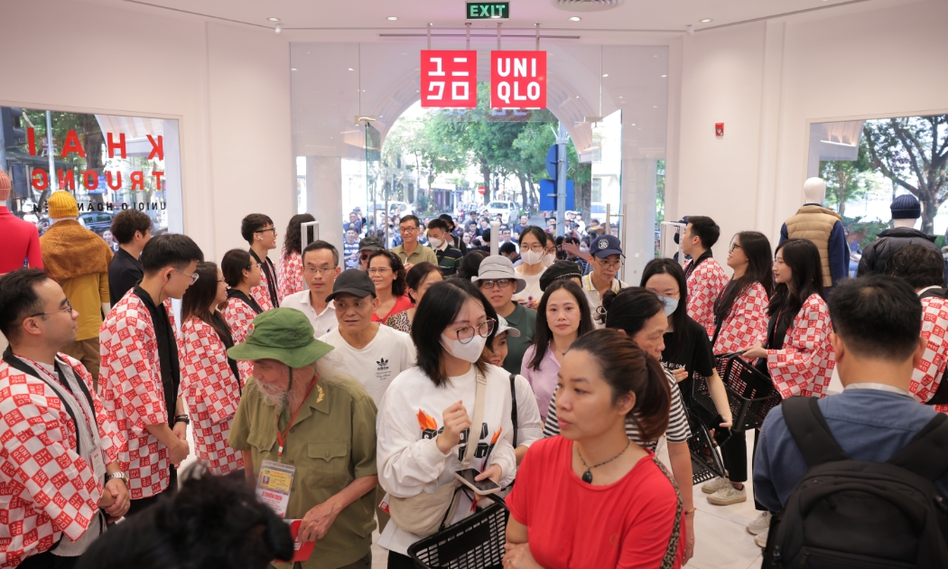khách hàng tham quan và mua sắm tại cửa hàng UNIQLO Hoàn Kiếm.